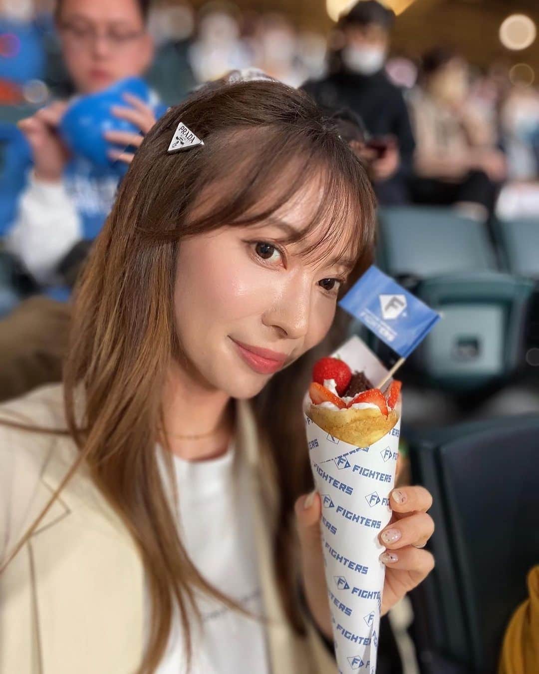 rats1316のインスタグラム：「・ やっと行ってきましたエスコンフィールド⚾️ 飲食店が沢山入っていて雰囲気最高だった☺️ 生のきつねダンス見れたし、きつねのレモンサワーも美味しかった🍋 夏にまた行きたいな🏝️ ・ ・ ・ #エスコンフィールド北海道#日ハム#ファイターズ#札幌ママ#北海道ママ」