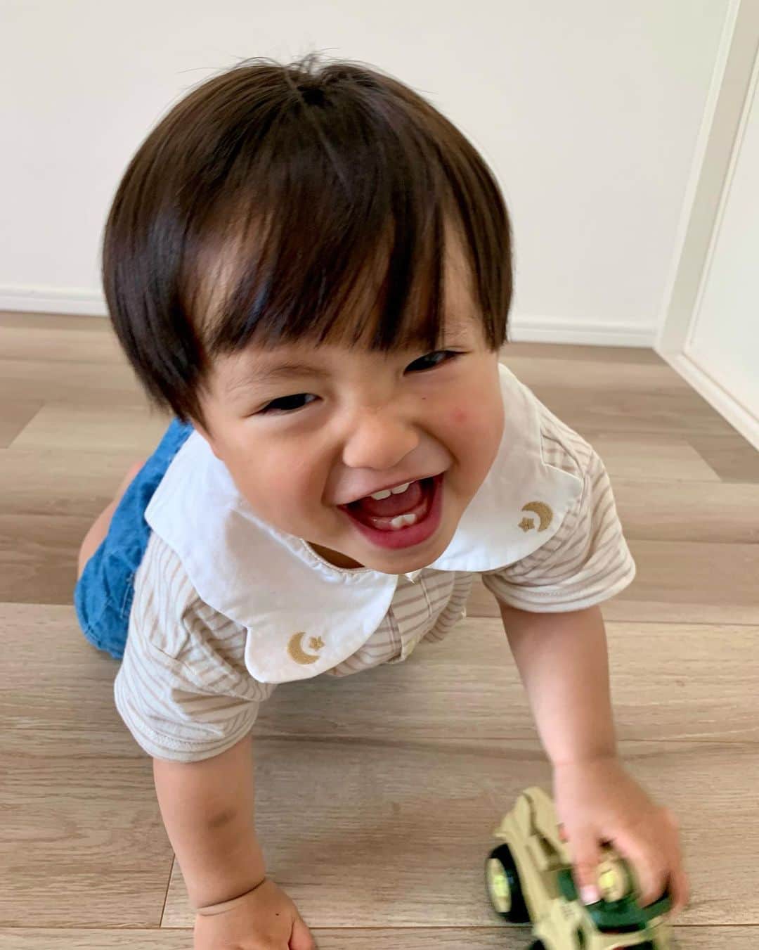 satomiさんのインスタグラム写真 - (satomiInstagram)「🤍💙  襟がかわいいお洋服👼 （2枚目見て🤍）  やんちゃな暴れん坊なので 可愛い系のお洋服で中和させてます🥹🫶🏻←  tops #バースデイ #cottoli  salopette #ブランシェス   #1歳4ヶ月 #生後16ヶ月 #令和3年ベビー #赤ちゃん  #毎日がバースデイ #プチプラコーデ #サロペット #サロペットコーデ #淡色コーデ」5月17日 21時02分 - riina.93