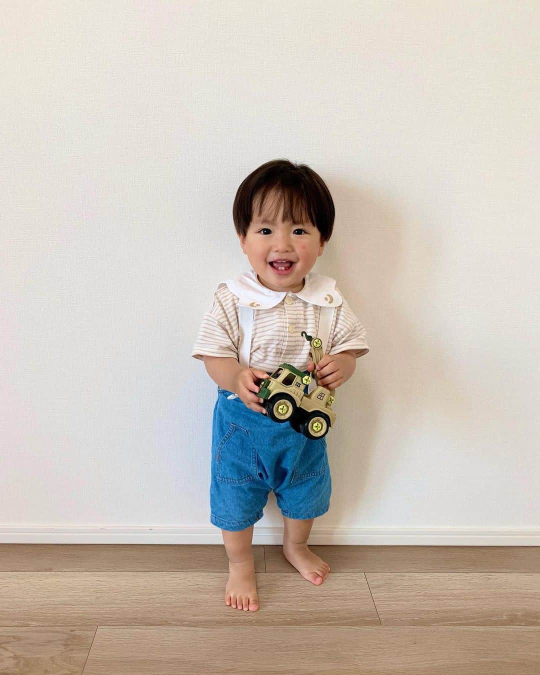 satomiさんのインスタグラム写真 - (satomiInstagram)「🤍💙  襟がかわいいお洋服👼 （2枚目見て🤍）  やんちゃな暴れん坊なので 可愛い系のお洋服で中和させてます🥹🫶🏻←  tops #バースデイ #cottoli  salopette #ブランシェス   #1歳4ヶ月 #生後16ヶ月 #令和3年ベビー #赤ちゃん  #毎日がバースデイ #プチプラコーデ #サロペット #サロペットコーデ #淡色コーデ」5月17日 21時02分 - riina.93