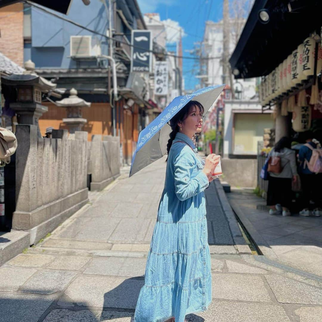 有馬綾香のインスタグラム：「なんばお散歩📸シリーズ🚶‍♀️🩵  ママが御朱印集めてるので 神社とお寺巡りしました⛩️  ママと出掛けると沢山写真撮ってくれるから投稿とストーリーが捗る🥹w  #難波八阪神社 #法善寺」