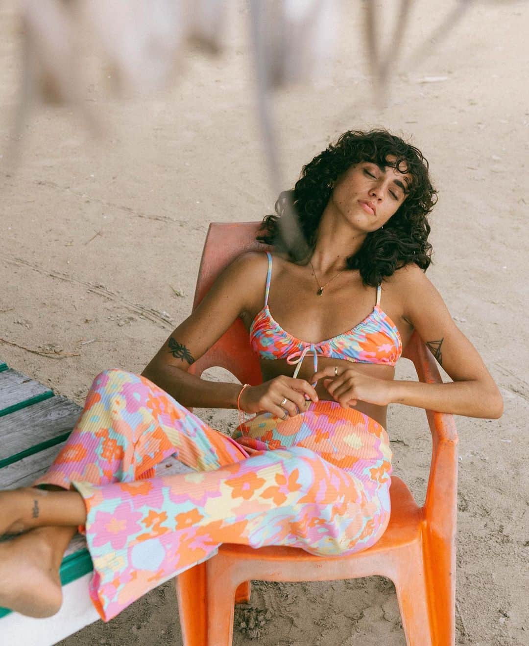 BillabongWomensJapanのインスタグラム：「ビーチでのんびり過ごす時間⛱」