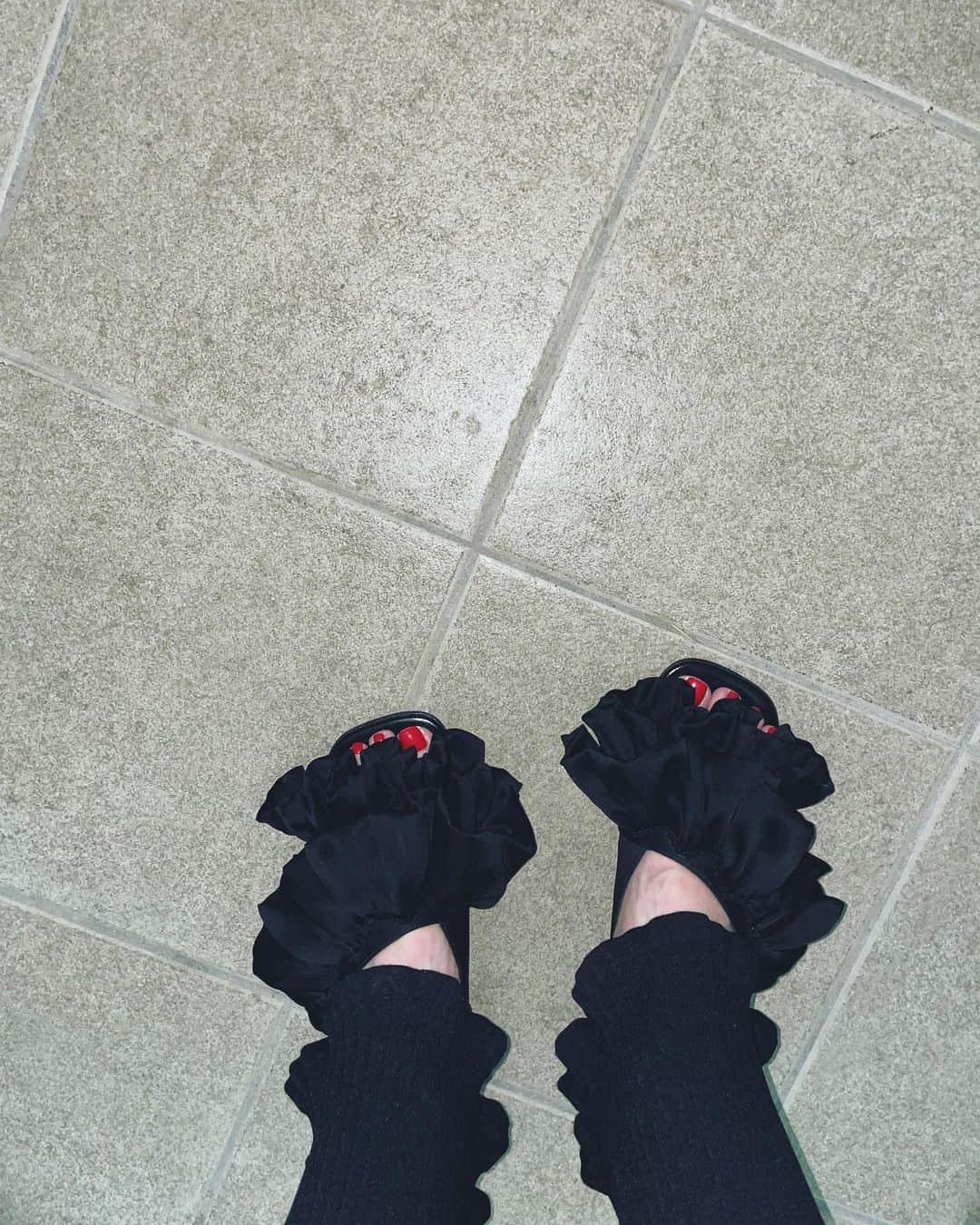 二ノ宮和佳子のインスタグラム：「🖤  #raffle #sandal」