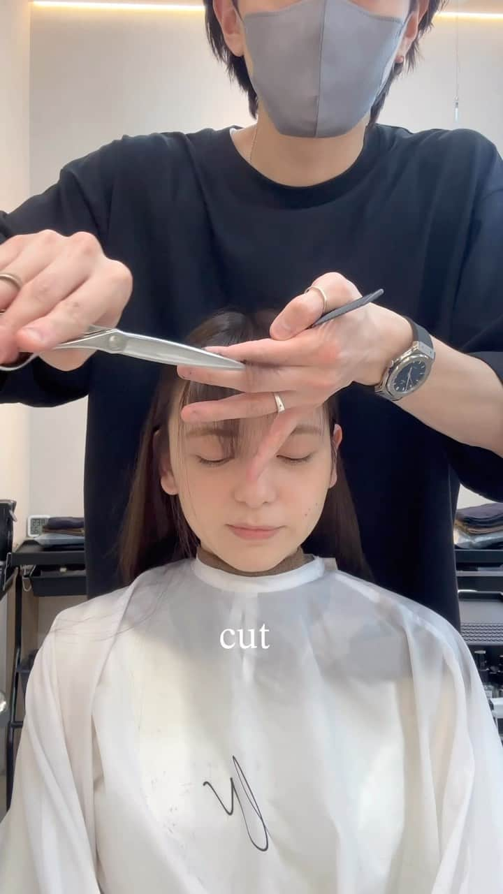 小西涼のインスタグラム：「伸ばしていた前髪✂︎ 短すぎず、重過ぎず、垢抜けた印象にカット✨ 2way前髪✂︎ #シースルーバング 今回は ●眉下の長さ、やや長め ●幅は目尻の幅で、軽め ●毛先はサラっと軽め ●サイドバングはリップライン . 久しぶりに作る前髪は緊張、不安ですよね🥲 相談して一緒に決めていきましょう😊 任せてくださりありがとうございました！ ． 今回は シースルーバングでも大人っぽく ． カラーは くすみ色のシアンベージュを入れています▶︎ ．  皆様の参考になれば嬉しいです。 ． ． #前髪#前髪カット#かきあげ前髪  #くびれ #くびれヘア #ミディアム #シースルーバング #2way #薄め前髪#フェイスレイヤー #ベージュ#シアン#シアンベージュ」