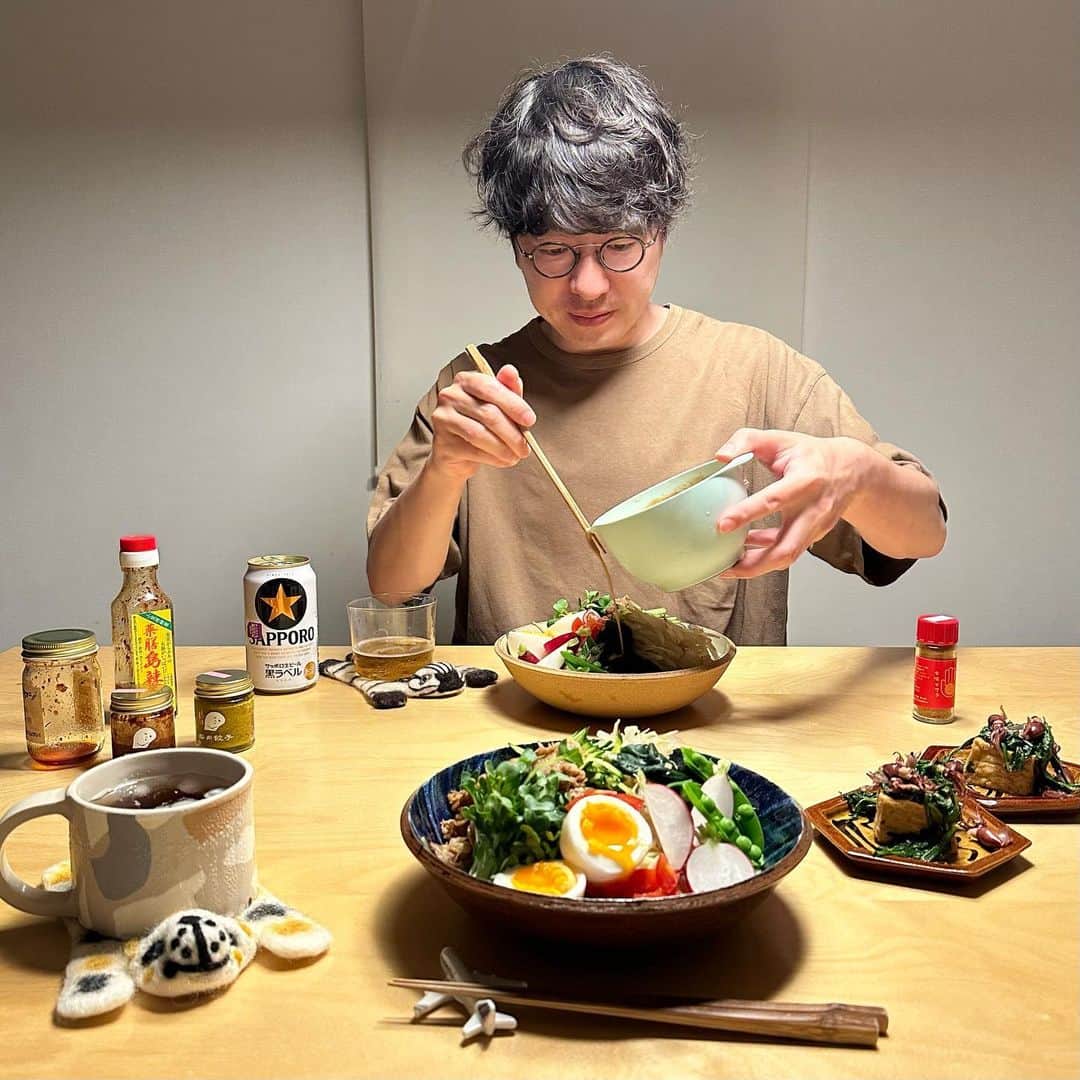のインスタグラム：「＊ きょうも1日おつかれさま☻  ・ごまだれの冷やし中華 ・ホタルイカと春菊と厚揚げ黒胡椒バター  今日も暑かったね！徳島はもはや夏みたいな1日でした。 今夜は今年はじめての冷やし中華〜☺️🤓♡ しょうゆだれは手作りすることが多いけど、 ふと思い立ってはじめてごまだれを作ってみたら 当てずっぽで作ったのにすっごくおいしい！😳♡ ＋ラー油をたらっとすると抜群によくあって、 お野菜がもりもり永遠に食べられるぅ〜…🤤🍜 今夏はアレンジタレの冷やし中華にチャレンジしよっと！  ［冷やし中華のごまだれの覚え書き(3〜4人分)］ 白ねりごま80g 酢80g しょうゆ大さじ3 砂糖大さじ1と1/2 ごま油大さじ1と1/2 氷5個位を溶かして冷やしながらゆるめて 最後にお水を足してゆるさを調整して、 昆布茶とお塩などで味を整えてできあがり✌️😉 たくさんできるので、余ったら棒棒鶏に使ったり、 お野菜や冷や奴、茹で卵のドレッシング代わりに使えるよ♡」