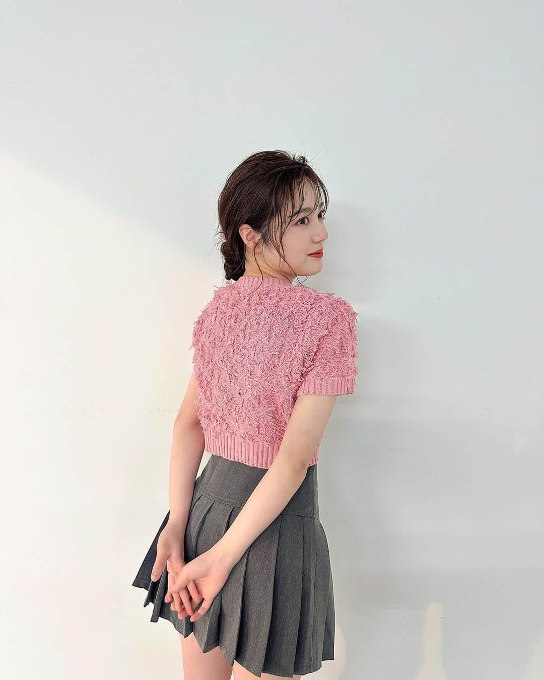 tomoのインスタグラム：「⁡ ⁡ 同じ事務所のももさん( @__peachstagram__ )のブランド　( @cherimi_official )のお洋服可愛い🤍 ⁡ ⁡ スカートは韓国で買ったやつ🇰🇷 お洋服沢山買ったからまた紹介するー！！ ⁡ ⁡ #cherimi #シェリミー」