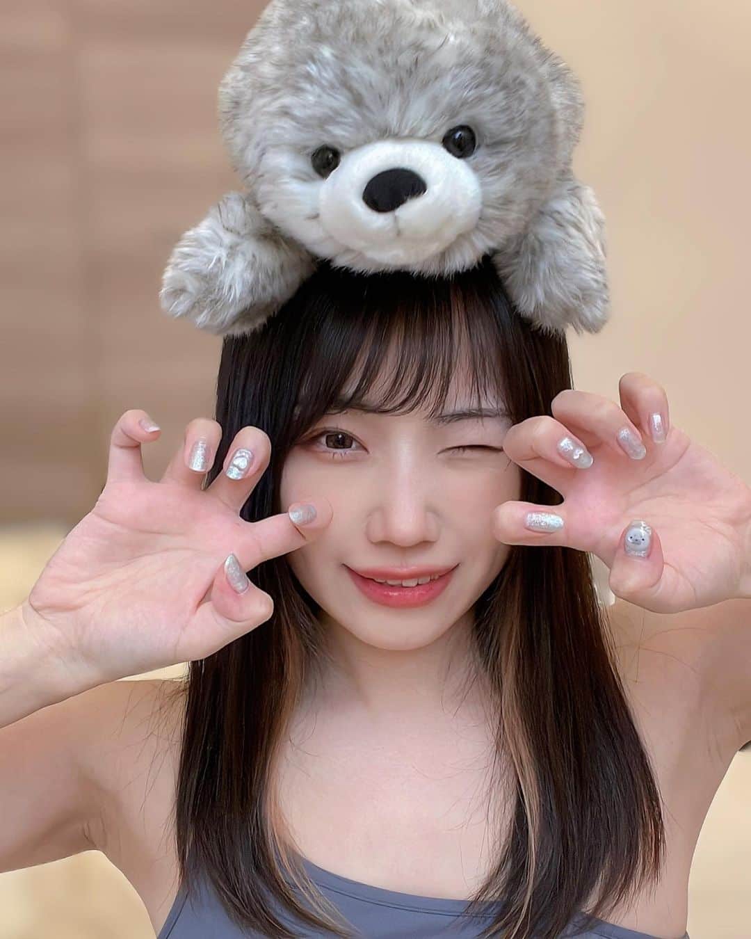 のインスタグラム：「セルフネイル💅🤍 親指にアザラシのごまちゃんがいるよ🦭✨  *:..｡o○☆ﾟ･:,｡*:..｡o○☆*:ﾟ･:,｡*:..｡o○☆ﾟ･:,｡  パーソナルトレーニング新規受付中🧡 まずは体験にお越しください😉 トレーニングのご依頼はDM💌で❣️  *:..｡o○☆ﾟ･:,｡*:..｡o○☆*:ﾟ･:,｡*:..｡o○☆  #セルフネイル　#ぬいぐるみ　#あざらし　#ぬいどり　#グリッターネイル　#痛ネイル　#ネイルパーツ　#ネイルアート　#ジェルネイル　#スポーツブラ　#100均ネイル　#パーソナルトレーナー　#東京パーソナルトレーナー　#女性パーソナルトレーナー」