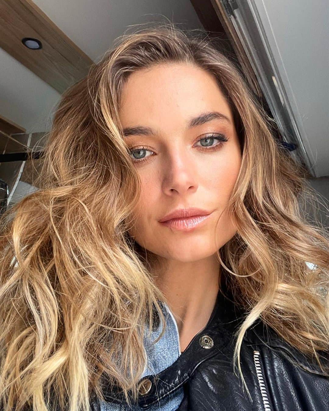 ブリジット・マルコムのインスタグラム：「Oh the hair, it is a growing」