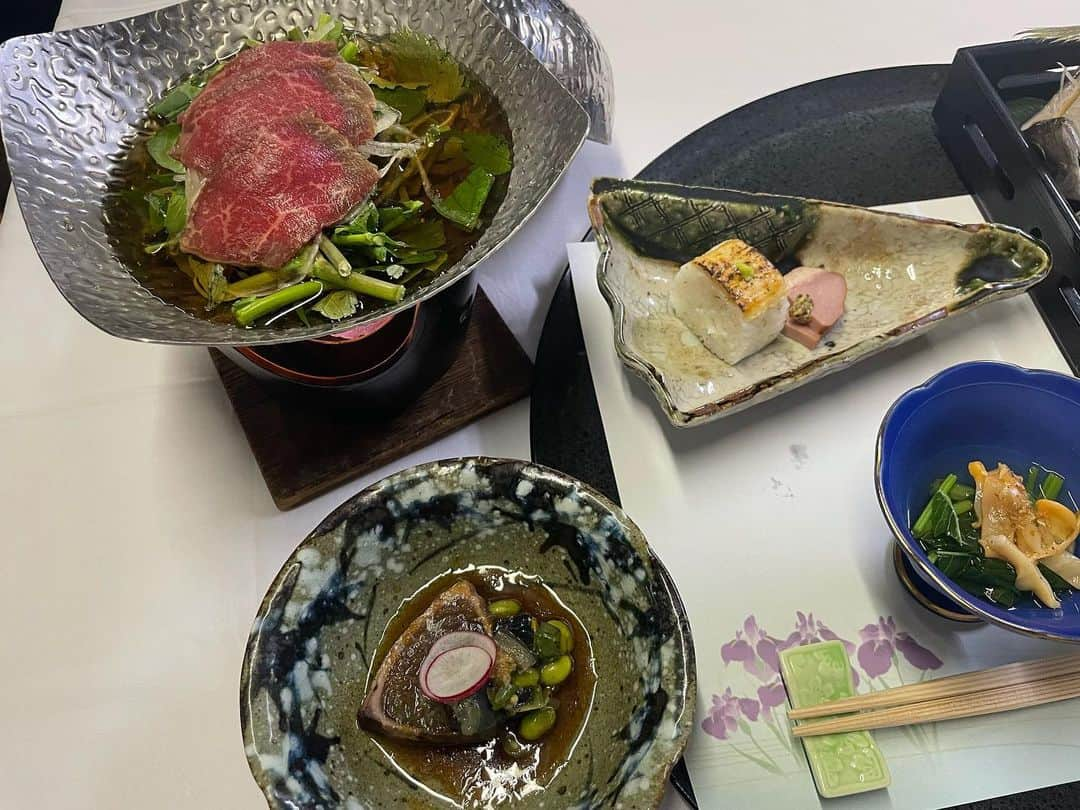 谷澤杏奈さんのインスタグラム写真 - (谷澤杏奈Instagram)「🥢  今月のタイトルは、【菖蒲】です💠  邪気を避け、魔物をはらう薬草  先付け　　　　　　みず　赤貝お浸し  前菜　　　　　　　湯葉寿司 　　　　　　　　　鴨 燻製 粒マスタード  御椀　　　　　　　アイナメ焼霜　こごみ  お造り　　　　　　地魚 盛り合わせ あしらい  煮物　　　　　　　農人たちの竹のと若芽　 　　　　　　　　　若竹煮 木の芽  焼物　　　　　　　メバル 木の芽味噌焼き　花豆  台の物　　　　　　農人たち 無農薬野菜鍋 国産牛すき煮  留鉢　　　　　　　カツオたたき 　　　　　　　　　彩野菜　油酢  食事　　　　　　　山形県産 コシヒカリ 梅ちりめん 　　　　　　　　　　赤だし 漬物  水菓子 　　　　　　　　　　季の実　　　  今月は、是非みなさんに先付けの【みず】という野菜を 召し上がって頂きたいです🥬  食感がとってもしゃりしゃりしていて 野菜の旨みをグッと感じられる一品です！  そして、煮物の筍と若竹は 煮付けた汁を飲み干すお客様が続出しているほど 絶品で、試食中にもう一杯っと言いそうになりました😂  5月も残りわずかとなりましたが 是非みなさん、足をお運びください❤️  #魚判 #若女将 #5月のお品書き #タケノコの煮物 #せりのお浸し #農人たちの鍋」5月17日 15時49分 - anna.uohan