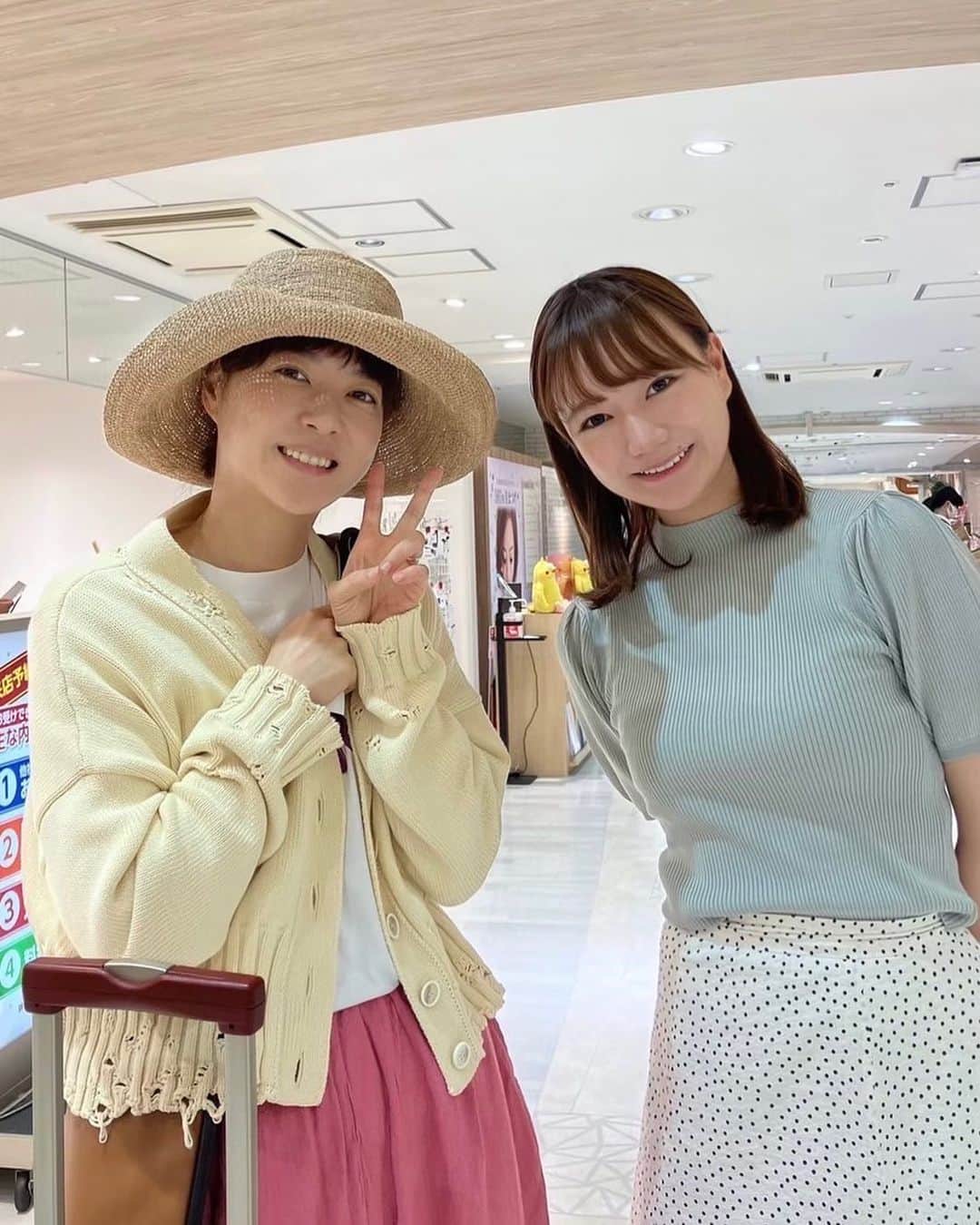 のインスタグラム：「⁡ ⁡ 奇跡のような出来事がありました😭💓 ⁡ 岩手に旅行でいらっしゃっていた 上野樹里さんに 偶然、盛岡駅でお会いしました！ ⁡ 高校生のときから大ファンで‥ ⁡ 昔から、頑張りたいとき いつも決まって樹里さんの作品を見返して 元気をもらってきました✨✨ ⁡ アナウンサーとしてお仕事ができている 今も変わりません😊 ⁡ お会いできて本当に本当に嬉しかったです。 ⁡ 数年前、樹里さんにメッセージを送りました。 ⁡ 「樹里さんのようにお仕事で 誰かを元気づけられる人になりたい！」 ⁡ お返事をいただき 跳んで喜んだのを覚えています！ ⁡ ずっとお礼をお伝えしたいと思っていたので 自分の中では奇跡のようでした。 ⁡ そして先月からキャスターをさせていただいている 夕方の県内ニュース「Jチャンいわて」を 見てくださっていました。 夢みたいです‥！ ⁡ また岩手に来ていただけますように😊✨ そしていつかお仕事でもご一緒できますように💕 ⁡ 樹里さん、ありがとうございました。 樹里さんにたくさんのパワーと優しさをいただいて また今日から頑張ります😆🌸  ⁡」