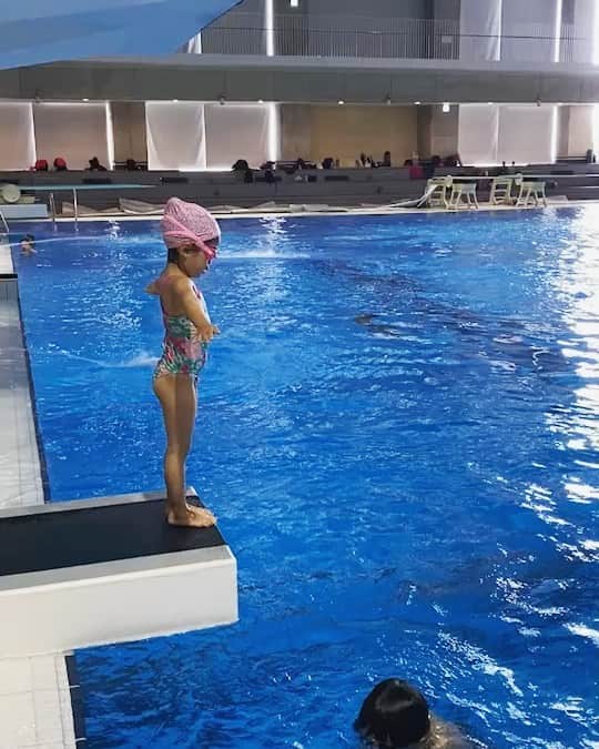 中川真依のインスタグラム：「. 格好だけは一丁前👏🤣🤣🤣  そしていつの間にか 2.5mから飛んでる🫣😳‼️✨  お腹痛そうだけど🤣笑  前は練習見ただけで 飛び込みは怖いからやらないって 言ってたのに凄い成長👏😆  そしてムチムチフォルムが可愛い〜😍❣️  #飛び込み #diving  #水深5m #5歳女の子  #ゴーグルは外しません🙅‍♀️笑」