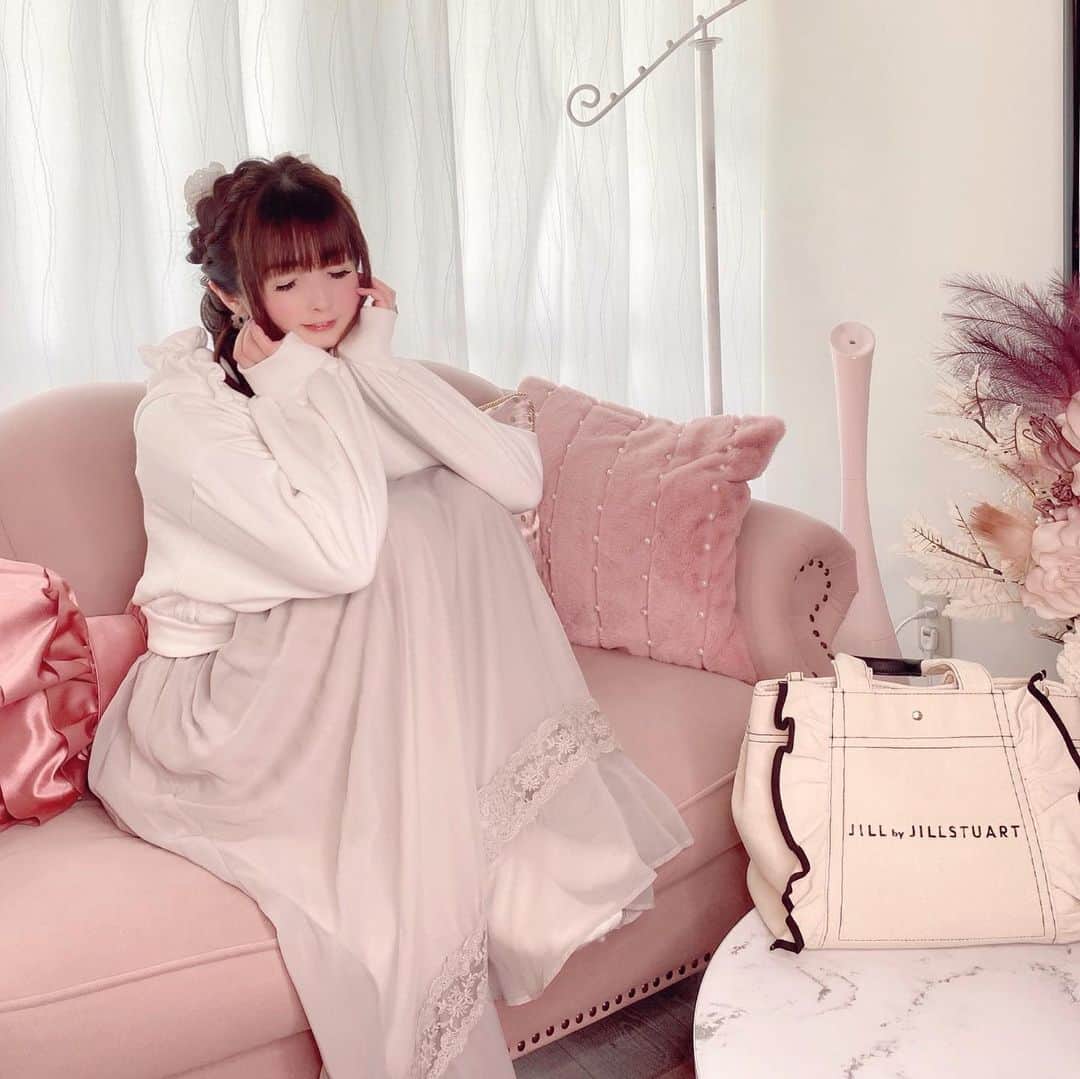 伊藤芽衣のインスタグラム：「いつの日かの めいちコーデ♡ ⁡ わりと ドレッシーな ワンピースや ⁡ クラシカルな お洋服にも 合わせやすい ⁡ このパーカーが 万能すぎて、 ⁡ 春先は もはや制服のように まいにち着てました♡ ⁡ （おなじの2枚もってる！） ⁡ ちょっと大人めな お洋服を カジュアルダウンさせて かわいく着るのが好きです♡ ⁡ ワンピース＊ @fi.n.t_official  さん♡ ⁡ パーカー＊ @evelyn.official さん♡ ⁡ #ガーリーコーデ #ガーリーファッション #fint  #フィント  #エブリン #evelyn」