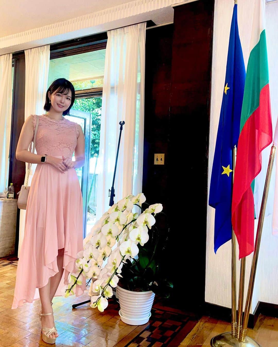 九条ねぎ あぴるのインスタグラム：「We were invited to a fashion show at the Bulgarian Embassy.🇧🇬  The show was very nice with a rose theme.🌹✨✨  I drank Bulgarian wine for the first time and loved it!😍🍷  Thanks Eena for inviting me to this wonderful event!💕 @eenabo   以前Dolce&Gabbanaのパーティーで知り合ったジュエリーデザイナーのEenaさんに招待していただき、 ブルガリア大使館で行われた、ファッションイベントに行きました☺️💖　  ブルガリアはバラの国として有名で、ファッションショーのテーマもローズ🌹ですごく素敵で ワインやヨーグルトもいただき、とても楽しい時間を過ごせました⁽⁽ଘ( ˊᵕˋ )ଓ⁾⁾💕  新しいお友達もできたよ😍」