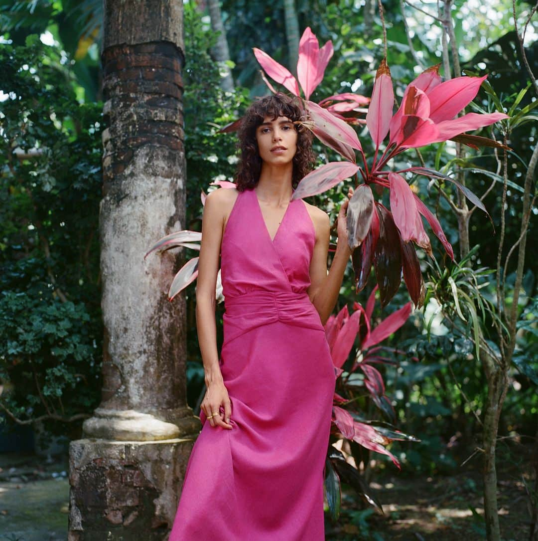 ZARAさんのインスタグラム写真 - (ZARAInstagram)「Pretty in pink! #zarawoman #pinkdress #springvibes Thank you @micarganaraz Photographs:  @sofiamalamute」5月17日 16時00分 - zara