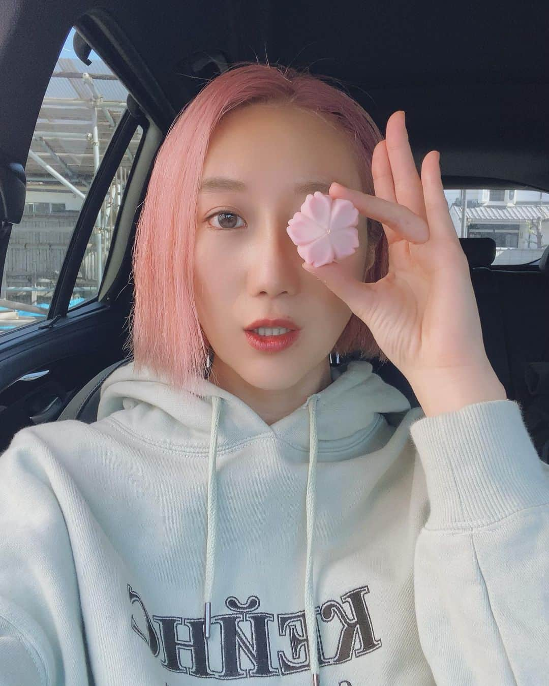 花井瑠美のインスタグラム：「やっぱりpink hairが私らしいな💖  そして最近、ようやく車の運転上達🧚‍♀️  絶対的に助手席が好きだったんだけど  女の子は運転してもらうって感覚だったの👸  とくに高速道路好きだなぁ🫠  運転するたびに道路が綺麗で 日本人は凄いなぁって改めて思う  世界を沢山見てきて 日本の綺麗さは群を抜いていて  トンネル技術やあらゆる技術の開発 日本から世界へ受け継がれてる  お人好しでおもてなしの国だから 良いも悪いもないけど 私はとても上品な品格がある魂だと想う🇯🇵  美しいなぁ  山道バックだけは苦手 すぐぶつけるw  命あることに感謝🧘‍♀️  バックはぶつけるってことです🤗 性格出ますね🌞  突き進むstyle✨  #gogo #ブレーキ知らず #運転好き　になった #pinkhair #japan #日本」