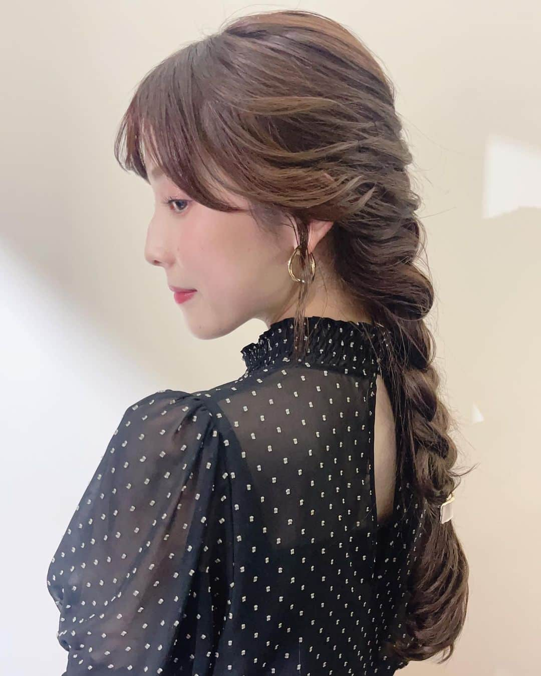 松雪彩花さんのインスタグラム写真 - (松雪彩花Instagram)「今日のヘアメイクは後ろであみあみでかわいくてるんるん。 被ってきた帽子との相性もよすぎて…💓 実はわたし、帽子好きです👒 今シーズンは新しく１つ買いたいな…🫶」5月17日 16時11分 - ayakamatsuyuki