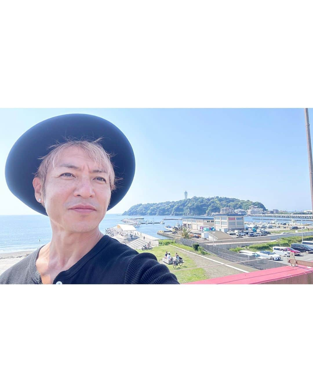 つるの剛士さんのインスタグラム写真 - (つるの剛士Instagram)「— 今日は藤沢日和☀️ 朝から江の島での釣りのロケ。 釣れた鱚（キス）持って帰ってきました。  天ぷらにしよう🍤  今日の気温は30℃。 ビーチもみんな上半身裸。 ひとあしはやく夏到来の江の島です♪  暑っ  #藤沢 #江の島 #鱚 #しゃっちょ #ちゅんころ」5月17日 16時11分 - takeshi__tsuruno