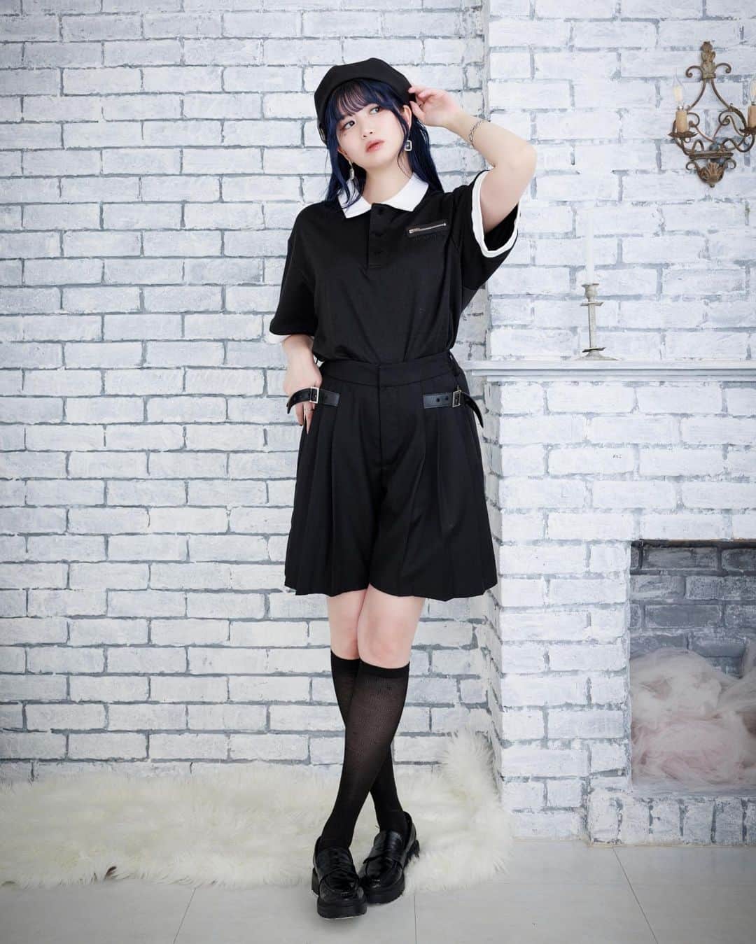 アリスムカイデのインスタグラム：「Zip pocket polo shirt〈UNISEX〉  ×WHITE … thank you sold out  意外と見つからないロゴ刺繍までブラック一色のポロシャツ。 シンプルだけどそう見せない、ふんわりと丸みのあるシルエット そして展示会に来た人がこぞって触り出してしまうほどサラサラで艶のある、モードかつ着心地のいい生地にこだわりました。 胸元のジップは特に開いたりしませんが可愛いです。  ーーーdearis/Mのロゴ刺繍、シルバージップデザインを胸元にあしらった高級感のあるカットソー素材のポロシャツ。透け感のない程よい厚みの素材を選びました。ゆったりシルエットでどんなアイテムともコーディネートしやすいアイテム。  photo @daisukekiyota  hairmake @he_to_mean   @dearis.official #dearis #dearisM #ブラックコーデ #ootd  #邦ロック #夏フェスコーデ」