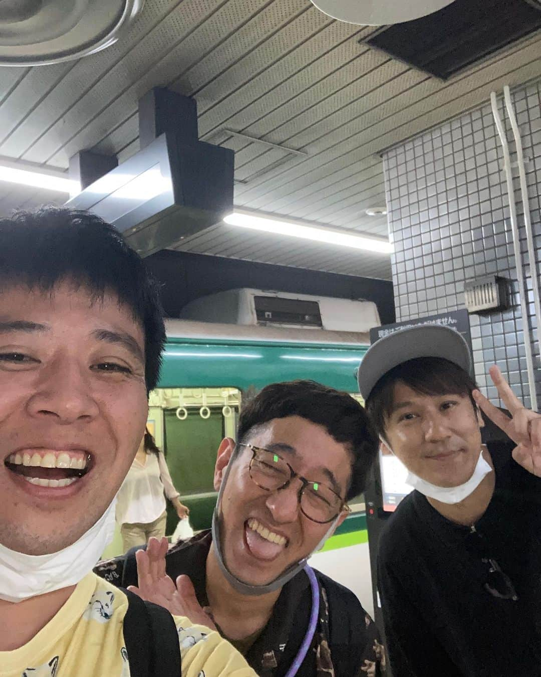 ウーイェイよしたかさんのインスタグラム写真 - (ウーイェイよしたかInstagram)「今日はKBS京都でボンさんのラジオ「なりフリ！」にゲストで出さしていただきました！  めちゃくちゃ楽しかった！  OA日は5/28(日)と6/11(日)の20:00-20:30だよ！お楽しみに〜(((o(*ﾟ▽ﾟ*)o)))  #KBSラジオ #なりふり #新喜劇 #ボンさん #スマイル #ウーイェイ #よしたか #瀬戸君」5月17日 16時20分 - yoshitaka5787