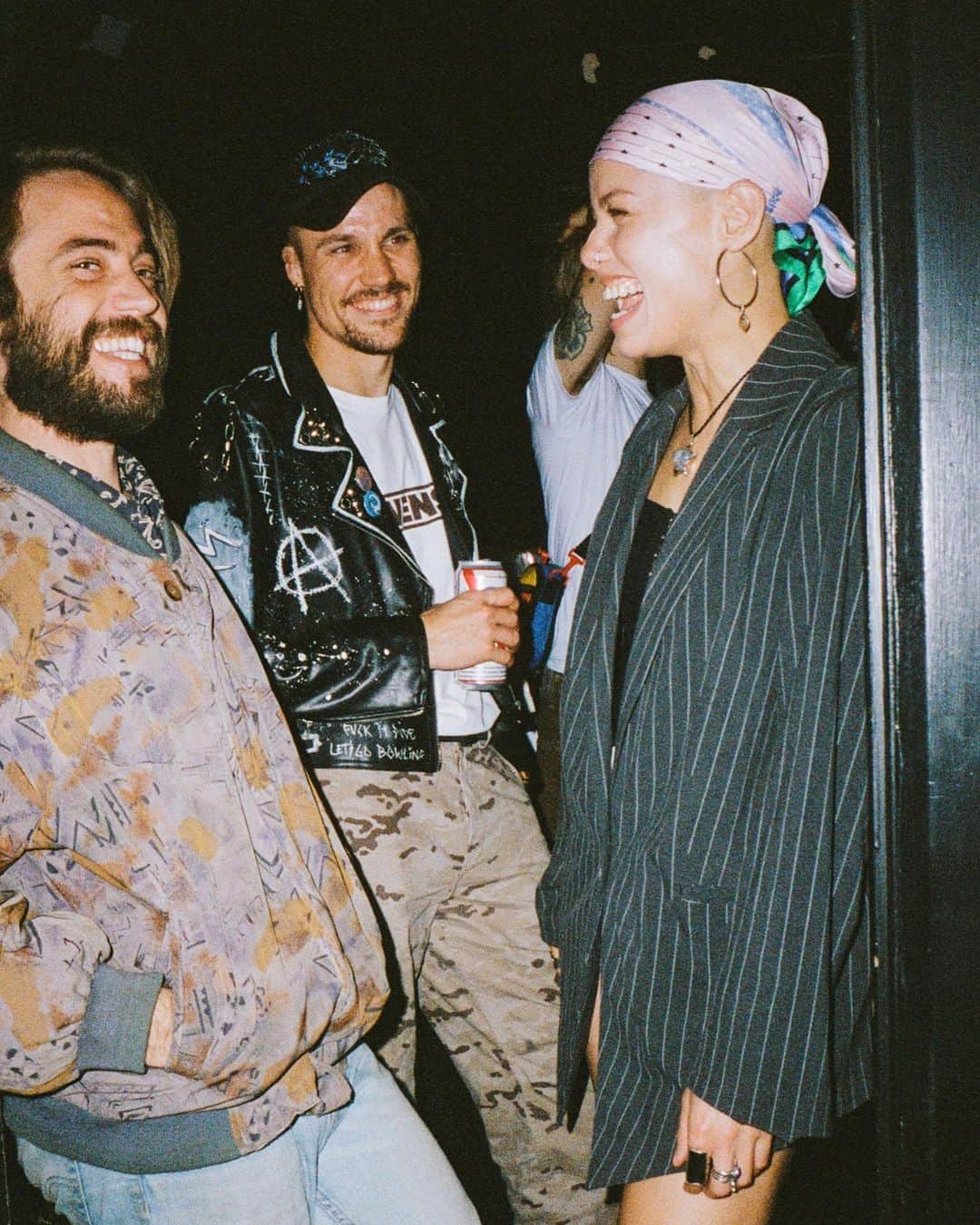 のインスタグラム：「Feeling super blessed up 333 after my last gig. I love my beautiful band and crew! Can you tell??? Thank you @kisschasyofficial for an awesome night. My favourite Hevenshe set to date!   📷 @narikamckenzie」