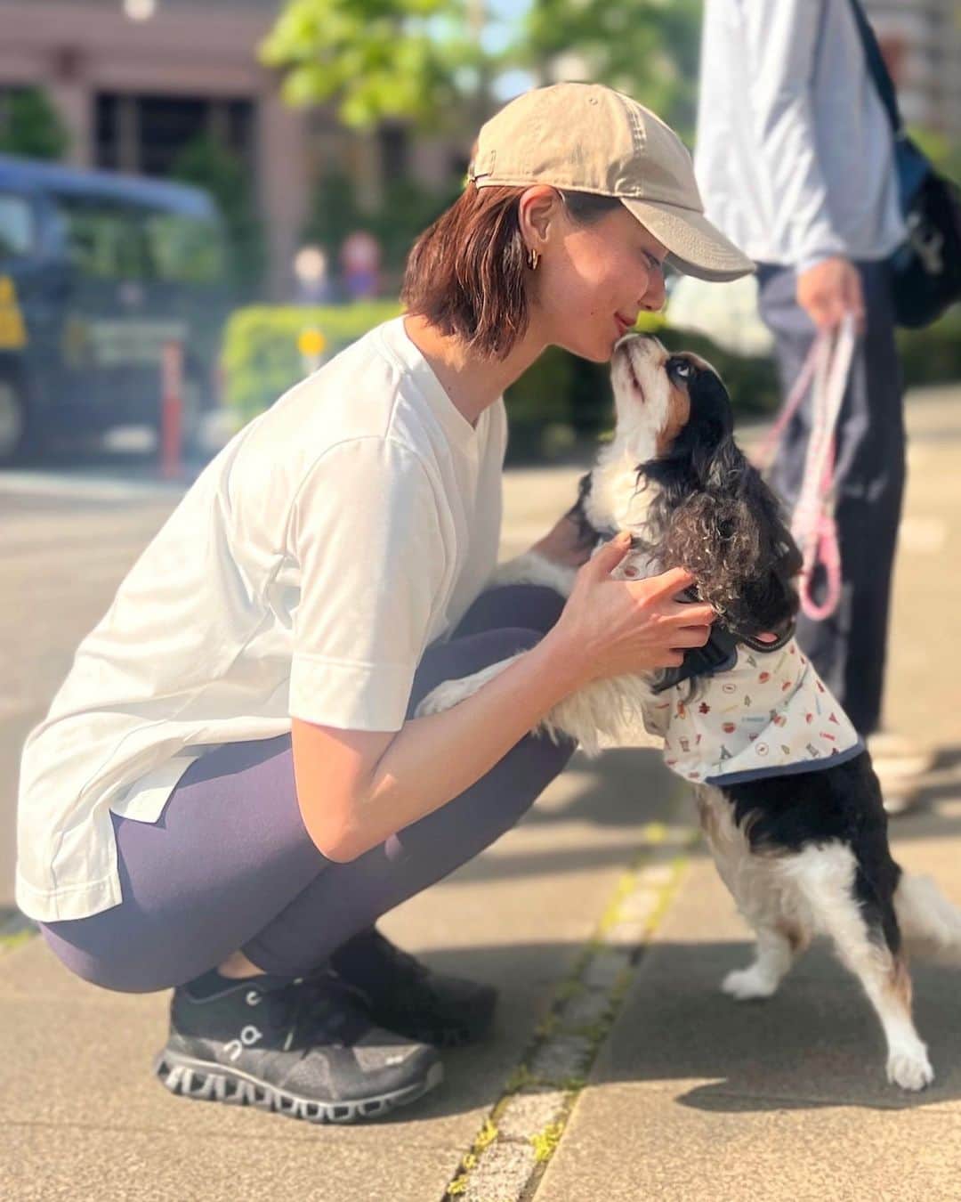のインスタグラム：「⁡ 今日は休みをいただいてまして、今夜の倍速ニュースは森葉子アナが担当してくれます🫶 ⁡ 写真は、ランニング中に犬に遭遇すると、吸い寄せられてすぐ休憩しちゃう私の様子です。笑 (今朝遭遇したかわいこちゃん🐶)」