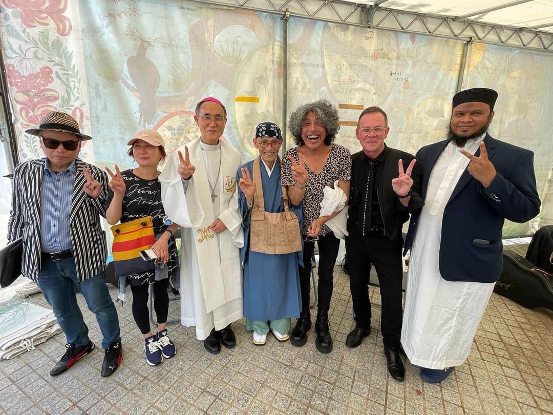 佐藤タイジのインスタグラム：「. 広島平和記念公園ワールドピースコンサートにて。右からイスラム教のMuhammadさん、オーストラリアのポールさん、オレ、仏教の壇上さん、キリスト教の白浜さん。 世界中の宗教が一同に会しています。素晴らしいことですよね。  タイジ  #広島ワールドピースコンサート」