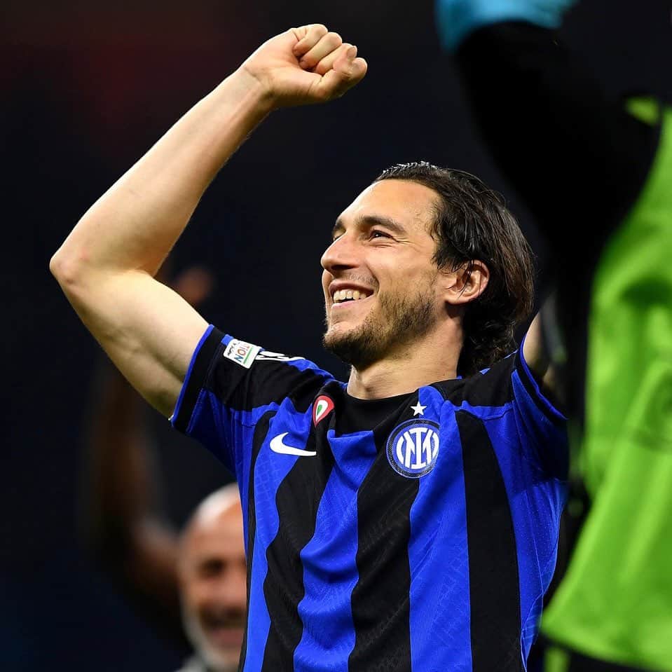 マッテオ・ダルミアンのインスタグラム：「Si vola a Istanbul 🖤💙 @inter   #InterMilan #DerbyDellaMadonnina #UCL #RoadToIstanbul #Amala」