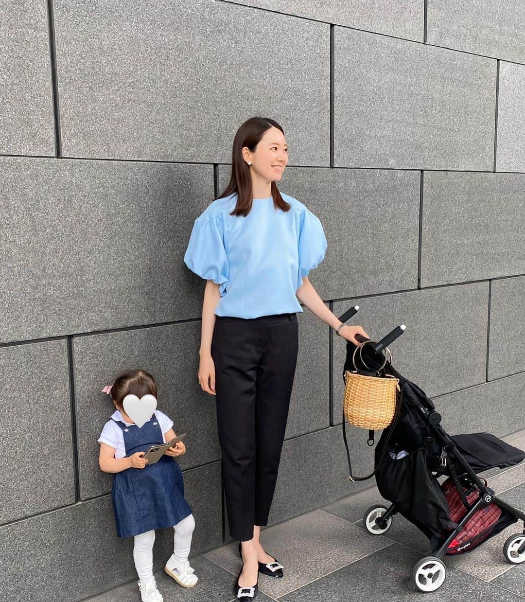 のインスタグラム：「お気に入りのトップス💙🤍 半袖が本格的に着れる季節になってきて嬉しいなぁ🌻  娘は隣でお暇そう🥹 途中靴脱げちゃってる。笑  #ootd#女の子のママ#ママコーデ#ママファッション #娘コーデ#女の子コーデ#2歳女の子 #サイベックスリベル#きれいめコーデ#30代コーデ#30代ファッション#ブルベ夏#ブルベ夏コーデ#骨格ウェーブ」