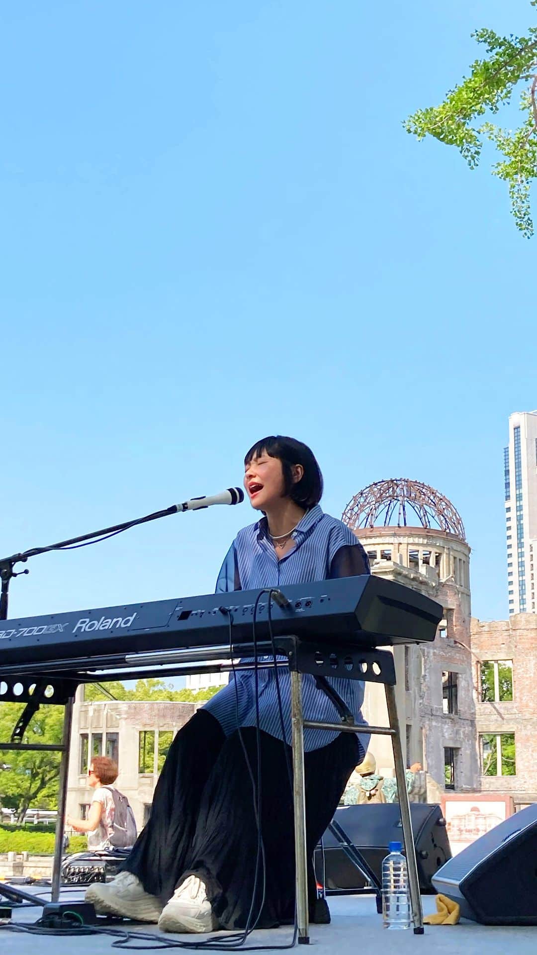 近藤夏子のインスタグラム：「原爆ドームを背負って、平和記念公園で歌ってきました🎹✨ 🎵広島ワールドピースコンサート🎵  "世界平和"って考えると自分にできることはないんじゃないか、無力なんじゃないかって思ってしまう… けど、世界から見て小さな小さな私ができることがあるとするなら✨自分自身が幸せで笑っていること✨なんじゃないかなぁ。 その笑顔が私の周りの人に広がって、それがまた広がって、、って。 いつか世界同時に笑顔になるといいなぁ🕊️💕 #平和記念公園 #原爆ドーム #広島ワールドピースコンサート #世界平和」