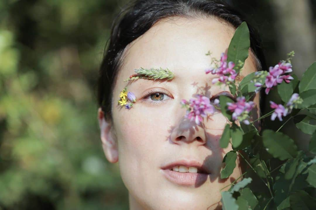 千葉アリサのインスタグラム：「植物の力をそのままに🌿💫  持つ力を最大限に活用できるよう、その殆どの植物は自社（鹿児島）にて土を耕し、育て、蒸留、搾油して商品を生み出している　オーガニックコスメブランド　TE.ON。  植物の恵みを惜しみなく凝縮し補修力に優れた天然由来成分１００％のマルチ美容オイルの登場！  椿オイルに、芳香は　Hasu（Lotus）とUsukinari（Ginjer ）。しっとりと髪と地肌は潤い、包容力のある香りで心も満ちます💜  美しい  @te.on_organic  の 世界観、コンセプトもオンラインサイトから　ぜひご覧になってみてくださいね🤲  Photographer @miki.yamato  hair&make @kirim_rina   Director @tsugueee   #テオン #オーガニックコスメ #ヘアオイル #バスオイル #ルームスプレー　#ピロースプレー #アロマオイル」