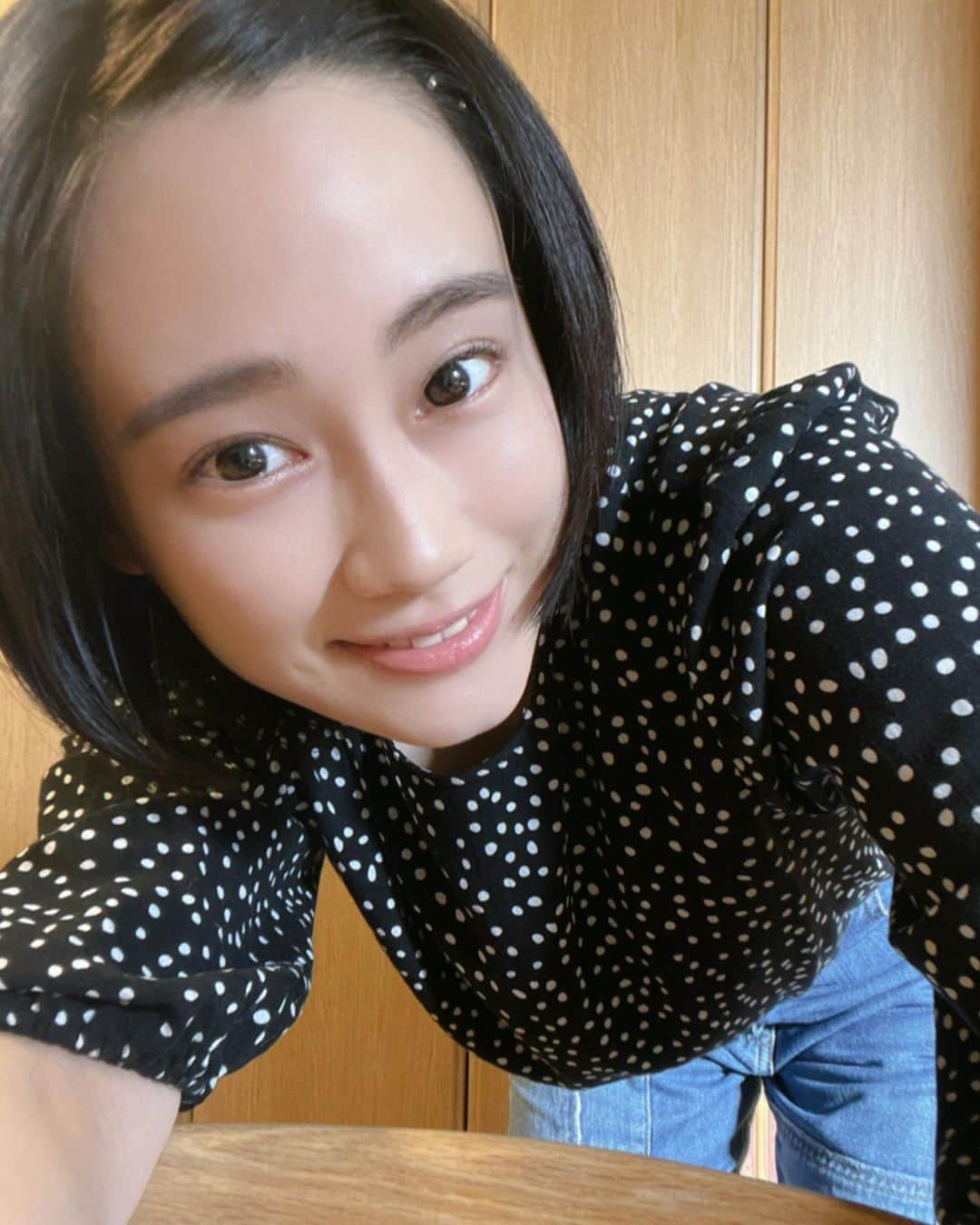 山内優花のインスタグラム：「今日すごいあったかいね.◦゜🌼 今くらいの暑すぎないけど暖かくなってきてる気温は好きです♡  自撮りって顔ばっかりになるから 全身撮ろうとしたら、 ポーズが分からなくて 謎の頭抱えポーズになってしまいました👽  そして、 口を紡ぐ癖があります。  良き夜を！🌕」