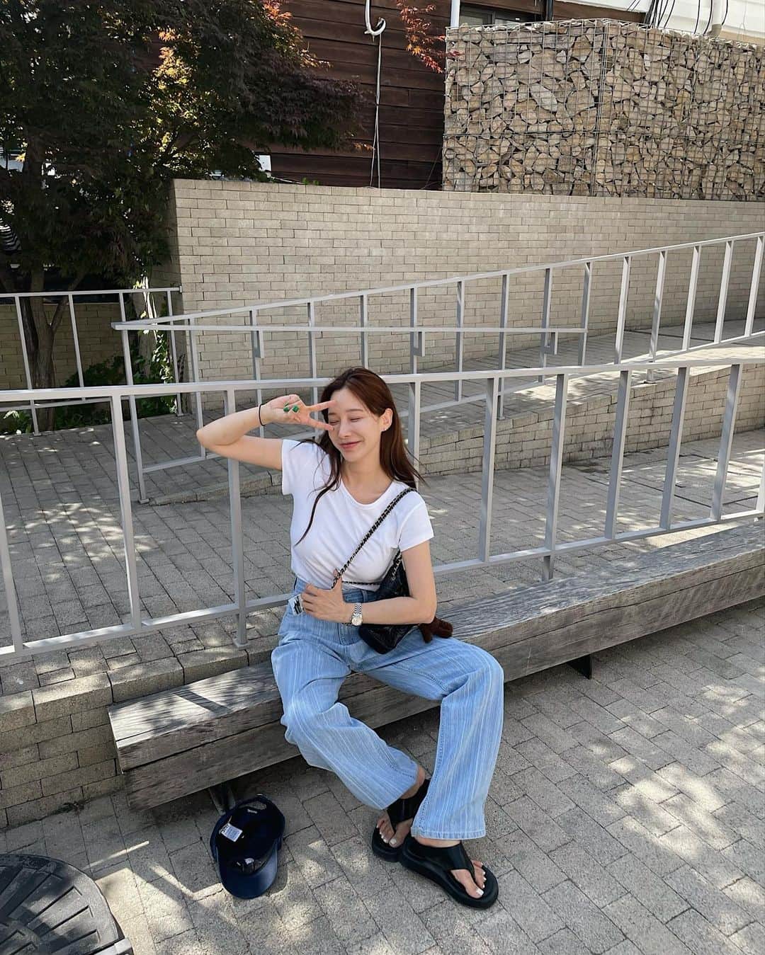 nanaのインスタグラム：「정연에게 주말에  수영장가자는 문자를 보내니 네, 그래요 아! 저 내일 경복궁가요 뭣이라? 우리집 뒤 경복궁이라이라  그 문자의 시작으로 가네 마네 가면 안되네 되네 모든걸 망각하고  냅다 가방매고 경복궁으로 옆집동네 또뚜 엄마에게 코피한잔 마시자 꼬드겨 쿨하게(하지만 기다리는데 1시간반) 5분 대화후  루루와  오랜만에 삼청동(제인이 태명이 삼청이 ㅋㅋ)에서 데이트!! 온몸에 땀이 흘렸지만 여전히 FM 이정연과의 대화와 모습으로 안심하고  신나게 마실했다  아주 좋은날로 기억될꼬야😘」