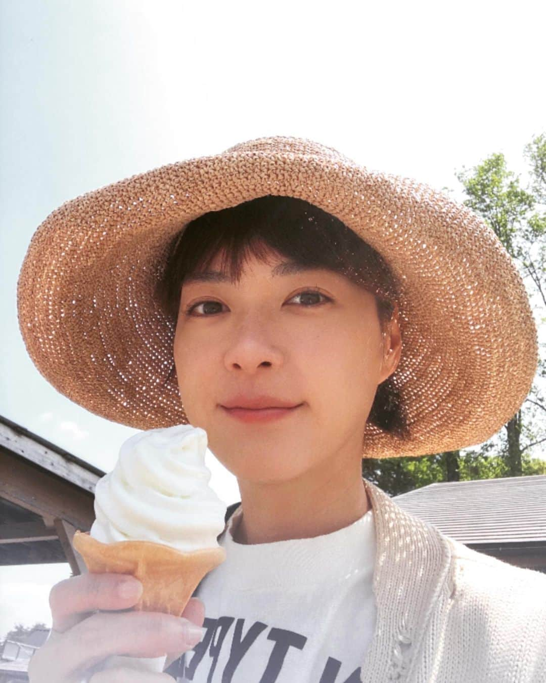 上野樹里さんのインスタグラム写真 - (上野樹里Instagram)「ま、そりゃ美味しいよね🍦😋☀️🌳　  明日から仕事、がんばれるわ〜😄  #小岩井農場」5月17日 16時42分 - _juri_art_