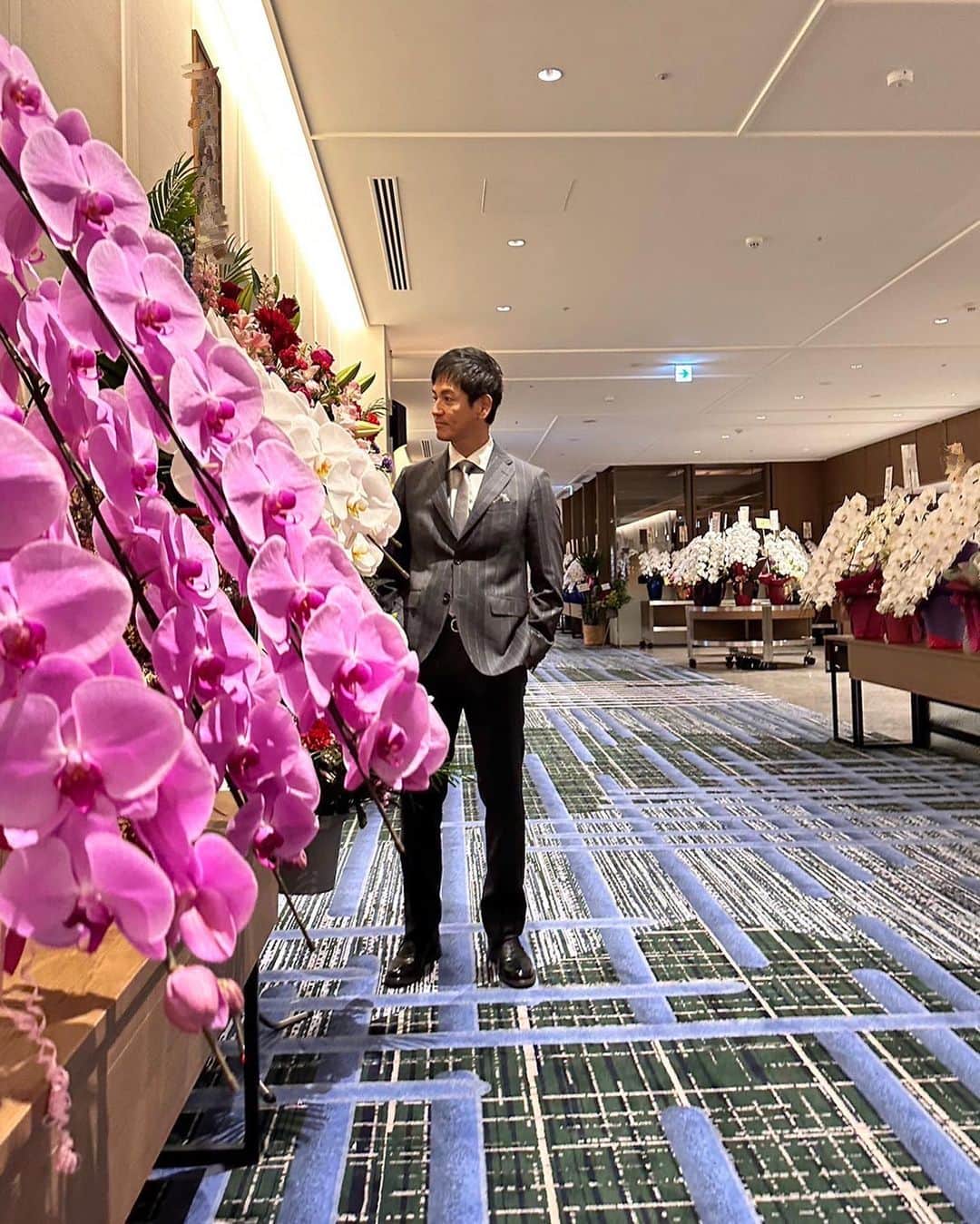 沢村一樹のインスタグラム：「. もの凄い数の蘭の花。 色と香りが圧巻でした。  シェラトン鹿児島のオープンセレモニー会場。」