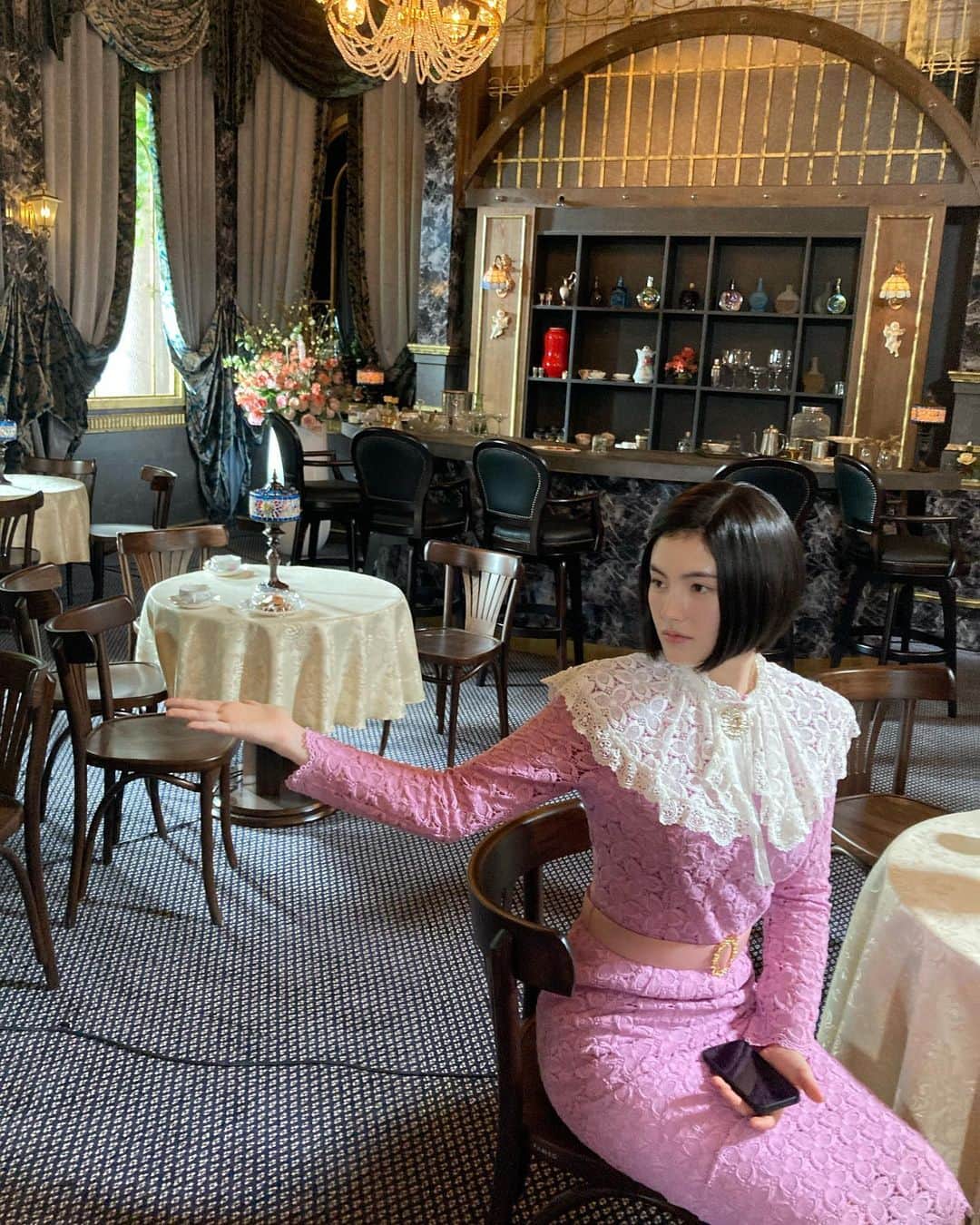 キム・ヨンジのインスタグラム：「반도호텔에서 커피한잔 하실 분🥹💗  #구미호뎐1938」