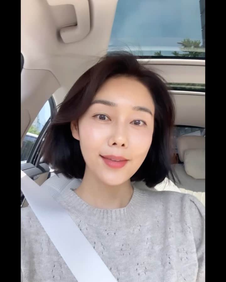 パク・タミのインスタグラム：「- 오늘 운전하면서 느꼈어요. '아! 진짜 여름이구나!!' 여름을 온전히 즐겁게만 보낼 각오를 하며! (짜증없이ㅋ)  저~ 아주 오랜만에 단발을 했어요. 조금 가벼워지고 싶어 일단 상한 머리카락부터 정리! 했는데~ 너무너무 만족스러운거예요~ (다음엔 더 짧게 자를 것 같은..) 바쁜 일본 스케줄 중~ 잠깐 들어온 찰나에 예쁜 컷 해준 @jji_ny 고마워~^^ 나 단발 잘어울렸네 ㅎㅎ  제 피부상태도 한번.. 봐... 봐주세요~ ^^ 요즘 저 적어도 일주일에 5번은 마스크팩을 하거든요? 여름엔 자외선이 강해지면서, 또 더우니까 아무래도 쿠션이 잘 지워지고. 수분 손실이 커지면서 주름 생기기도 딱 좋고.. ㅜㅜ 그.런.데. 매일매일 마스크팩으로 관리만 해줘도 피부를 지킬 수 있어요. (아시죠? 수분손실, 보습손실은 노화와 직결된다는 것) 파격 이번트의 시기로 5월이 적기였던 것 같아요. 가뜩이나 돈 많이 들어가는 5월인데, 뜨거운 여름은 찾아오고.. 그래도 우리 관리는 해야하잖아요~  놓치시는 분들 계실까봐 리마인드 해드리려고 피드 올려봐요~  이번 프로모션때 마스크팩 사용하신 분들의 후기를 몇개 모아봤어요. 마스크팩 50% 할인율은 4년만에 처음이고, 올해는 더 이상 이 할인율로는 프로모션이 없을 예정이라~ 놓치지 마셨음해서요.  폴라탐 마스크는 정말 마스크팩의 효과를 보게 되는 마스크거든요^^ 8년이 넘는 시간동안 꾸준히 사랑받는 이유~  모두 경험해보세요♡  마지막 사진은 10만원이상 구매하신 (공식몰 회원) 분들께 드리는 미니백이예요. 사이즈 보시라고 올려봅니다~^^ (운동하러 갈때, 마트갈때, 세컨백 용도 등등으로 사용)」