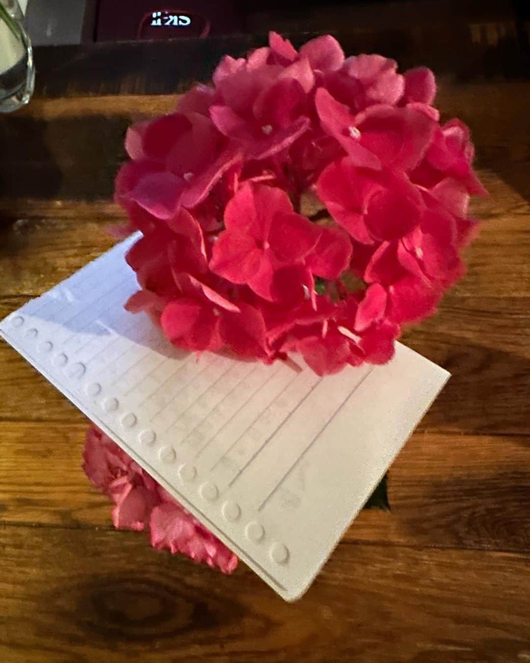 美舟さんのインスタグラム写真 - (美舟Instagram)「母の日から何日か過ぎ 早朝から終日働き、帰って来たのは夜中でした。 テーブルに花がある！ と思い近づいて行くと ピンクの紫陽花の花🌸　 それと一緒に手紙が刺さっていた。  息子は最近大きな決断をしました。  楽しかったはずの事が ある日を境に 辛く悔しい経験をする事になった。 好きだから頑張って頑張ってそれにずっと耐えていた 1年半くらいかなぁ…  その決断を境に、自分自身で又楽しみに変えていった。 (勿論サポートありきの)   凄いと思った。  最終的の判断は自分。  自分で決め 自分で判断し 自分で伝える  と言う事をしたのです。  この年代でそれができるなんて…  勿論、またまだ出来ない事は沢山あるけど、 私の見ていない所でこんなにも強くなってきてるんだなと。  しんどい経験や失敗は悪くない これから先の為にとても重要な要素 辛い経験をしてる人ほど乗り越えた時 人の気持ちがわかり、優しく、 そして強い心が育ってくる。  その時は本人も、見ている側も辛いけどね…  大きな決断の事 感謝の気持ちの事 ご飯の事 お弁当の事ets…  こんな手紙貰うと嬉しくて泣けてしまうね。 ちゃんと彼の期待に応えてあげたい私がいるなー💪  後で何で紫陽花にしたの？って聞いたら 調べたらBest 3に入っていて 可愛いし、紫陽花は長持ちするからだそうww  紫陽花のピンクの花言葉 →元気な女性  母の日に贈る事も多いみたいですね。 意外と知らなかったww  本当に可愛い紫陽花なんだよね💕  色々探してくれたみたいで何件も見てやっと見つかったのが近所の花屋さんだったみたい。後3本しかなかったって😅  母の日のあの素っ気ないLINEからの ギャップがたまりませんねーww  #遅い母の日 #ピンクの紫陽花 #手紙 #小さな空き瓶に飾ってる」5月17日 16時54分 - mifune2014