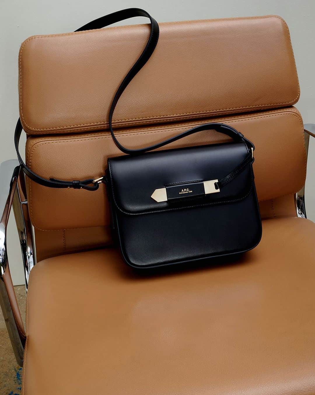 アーペーセーのインスタグラム：「The S/S23 Charlotte bag.   Made in smooth leather, the Charlotte arrives in two sizes with an adjustable strap and goldtone arrow.   Make it yours in stores and at apc.fr   #APCParis」