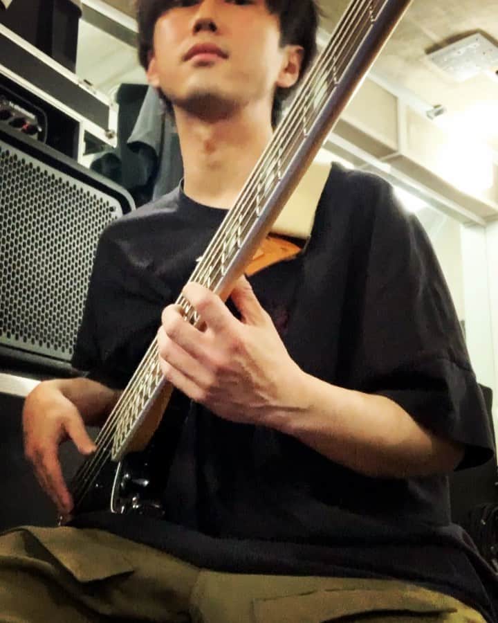 露崎義邦のインスタグラム：「パスピエ『GOKKO』 ベースはFUZZ&FILTERでyeah!! #パスピエ #pspe #GOKKO #bass #fender #effector  #mxr #zvex #エフェクター #fuzz #filter」
