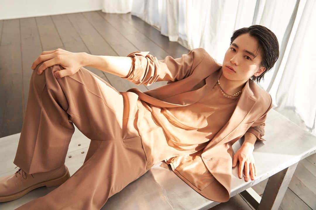 朝倉 豊のインスタグラム：「【世界に羽ばたく俳優たち】 ー木戸大聖、負けず嫌いの肖像ー @taisei_kido_ @maisonvalentino  @gqjapan 5月号 photo: #菅原麻里 氏 hairmake: #KOTARO 氏 edit: #横山芙美 氏 composition: @keitakun  #mywork  #木戸大聖 #taiseikido」