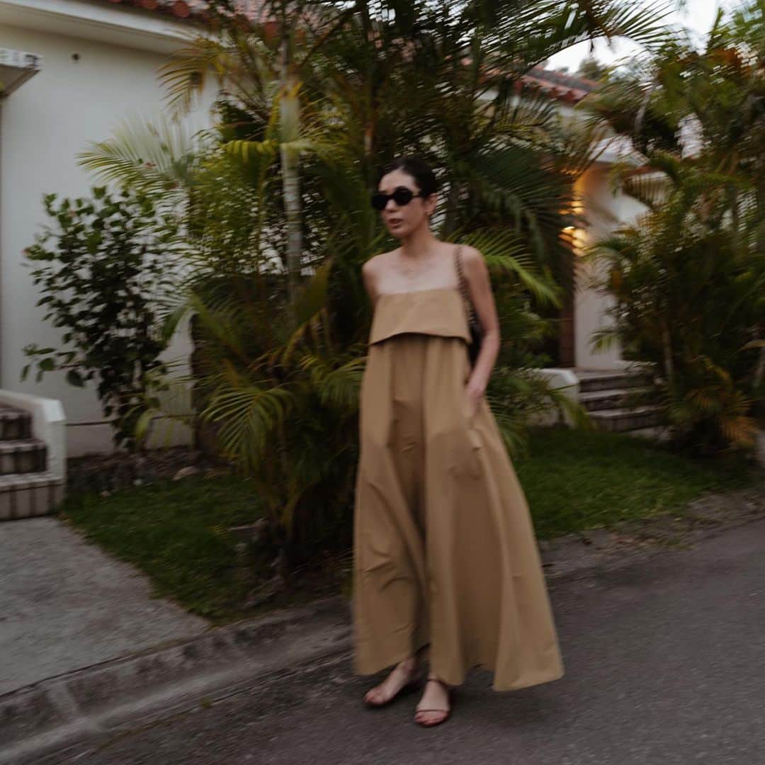 正中雅子のインスタグラム：「🌴🤎  今年は思い切ってリゾートやお出かけの時にベアを着たくて グログラントレンチJKと同じ素材で ハリ感がありかっこよさもあるオールインワンを作りました🫶  オールインワンだけど一見ワンピース見えするシルエットにも拘りました！  ブラックとは違った良さのあるベージュ🤎  こっちは、1枚であえてアクセも控えめに ぺたんこサンダルと合わせました☺︎  たまに、こーゆー服着るとテンション上がります♡  インナー次第で印象が変わるので デイリーからリゾートまで幅広く合わせてもらえます🌿  5.24 wed 12:00 in stock!  #MACHATT #masaco服  #masacotravel」