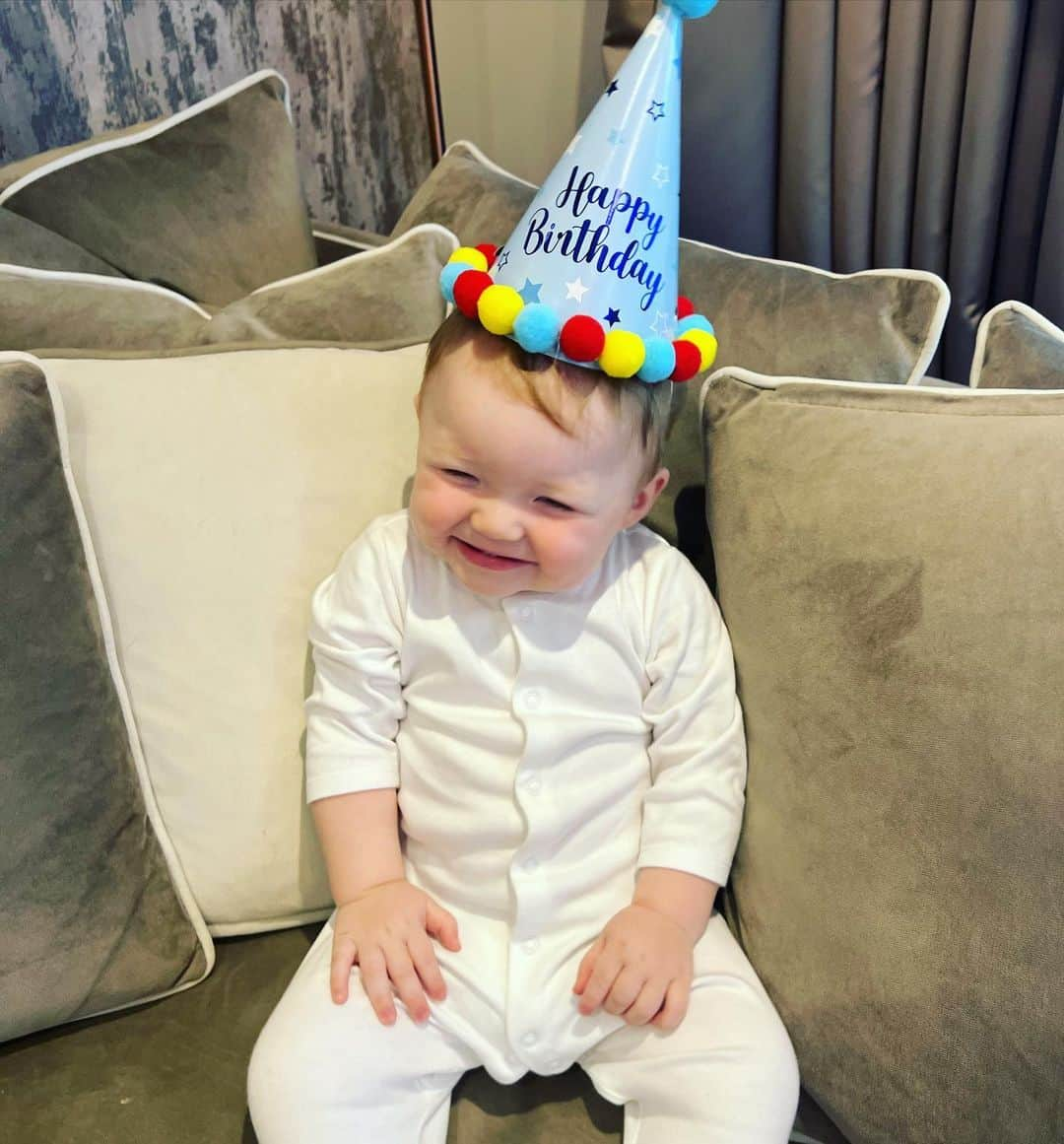 Jessica Wrightさんのインスタグラム写真 - (Jessica WrightInstagram)「And just like that he’s 1 🥲🎈  A whole year of feeling a love I never felt before. Happy 1st birthday to my darling boy Presley. Today is all about you 💙🥳✨」5月17日 17時00分 - jesswright77