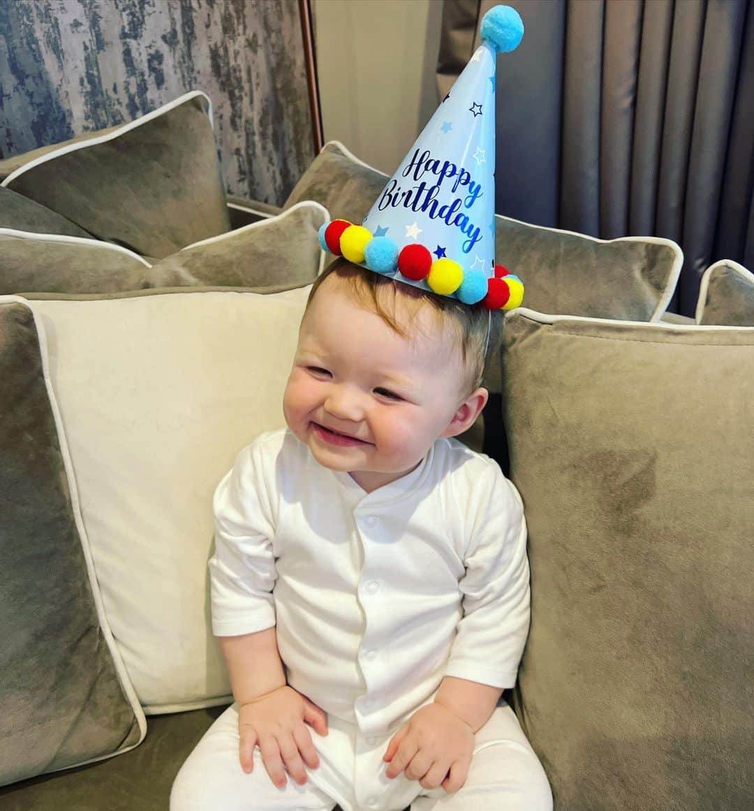 Jessica Wrightのインスタグラム：「And just like that he’s 1 🥲🎈  A whole year of feeling a love I never felt before. Happy 1st birthday to my darling boy Presley. Today is all about you 💙🥳✨」