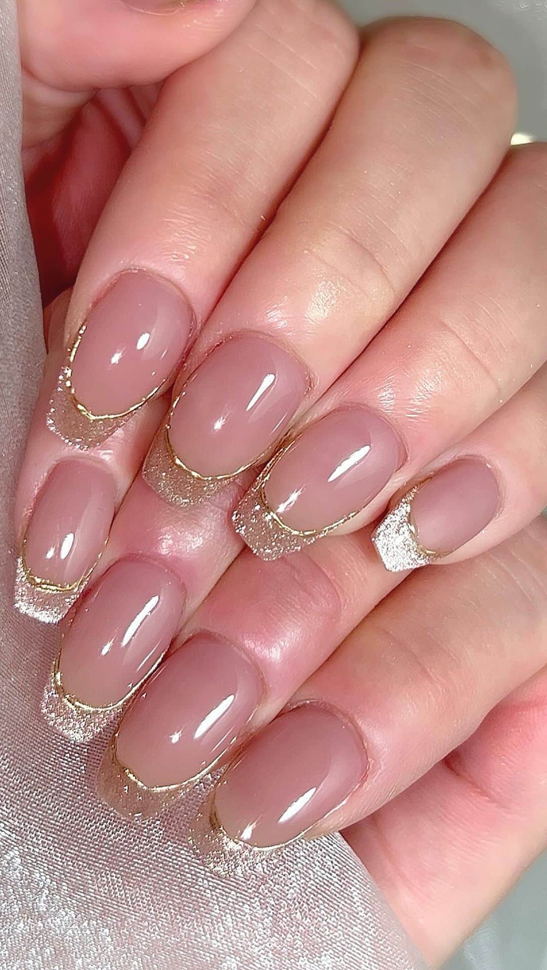 ネイルサロンレネのインスタグラム：「. ◻︎ ちゅるんなベースのマグネット 可愛すぎる🤤🤤 ⁡ ⁡ 使用商材🌱 ⁡ ◻︎base color : @leafgel_premium  173 ◻︎magnet : @icegelnail star galaxy 1148 ◻︎mirror : @agehagel gold ⁡ ⁡ Renée 梅田店 2023年1月18日(水) 📢拡張リニューアルオープン！📢 移転先→ 530-0027 大阪府大阪市北区堂山町1-2 R&Eビル3階 ⁡ ⁡ Renée公式LINE ───────  【@bos7903t】←※@から入力🔍 ⁡ メニューに迷った方やご相談は LINEにて受け付けております。 ⁡ リピート率95% TV.メディア出演 スタッフ全員資格保持者 カラー300種類以上 パーツ1000種類以上 雑誌掲載デザイン多数 ⁡ ▶︎▶︎▶︎初回クーポンご利用頂けます ￣￣￣￣￣￣￣￣￣￣￣￣￣￣￣￣ ご予約はプロフィールTOPのリンク内 URLをご利用下さい。 ⁡ ⁡ #nail#ネイル#ネイルスクール#ネイルスクール大阪 #大阪ネイルサロン#梅田ネイルサロン#おしゃれネイル#お洒落ネイル#シンプルネイル#きれいめネイル#大人ネイル#上品ネイル#ナチュラルネイル#ヌーディネイル#美フォルムネイル#美フォルム#ハイクオリティフォルム#ちゅるんネイル#フィルイン#マグネットネイル ⁡」