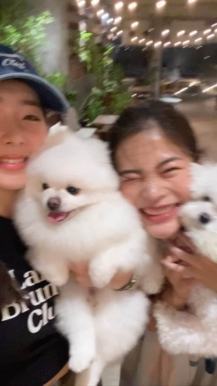 GYEON SEOのインスタグラム：「_* cozy,chill,hot summer 🥂 . . belated birthday to dek nuinn 🤪 @nuinndy」