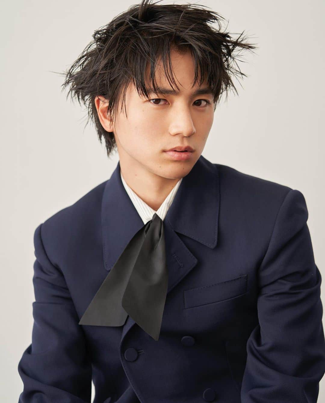 朝倉 豊のインスタグラム：「【世界に羽ばたく俳優たち】 ー木戸大聖、負けず嫌いの肖像ー @taisei_kido_ @gucci  @gqjapan 5月号 photo: #菅原麻里 氏 hairmake: #KOTARO 氏 edit: #横山芙美 氏 composition: @keitakun  #mywork  #木戸大聖 #taiseikido」