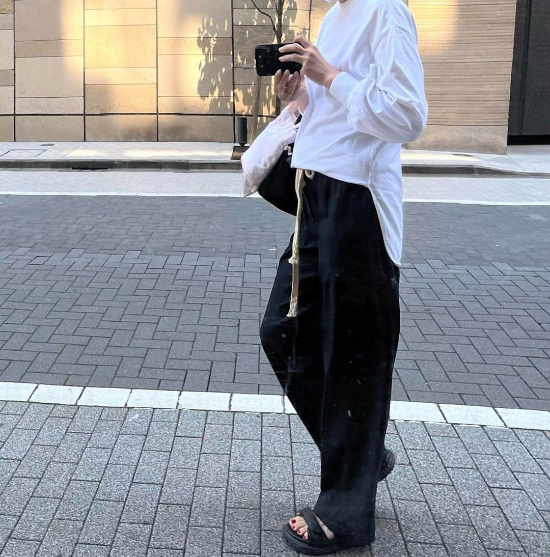 aki_closetのインスタグラム：「. 📸  素足でサンダルが心地よい季節☘️  #machatt #loewe #therow #babystylelab #diorsandals」