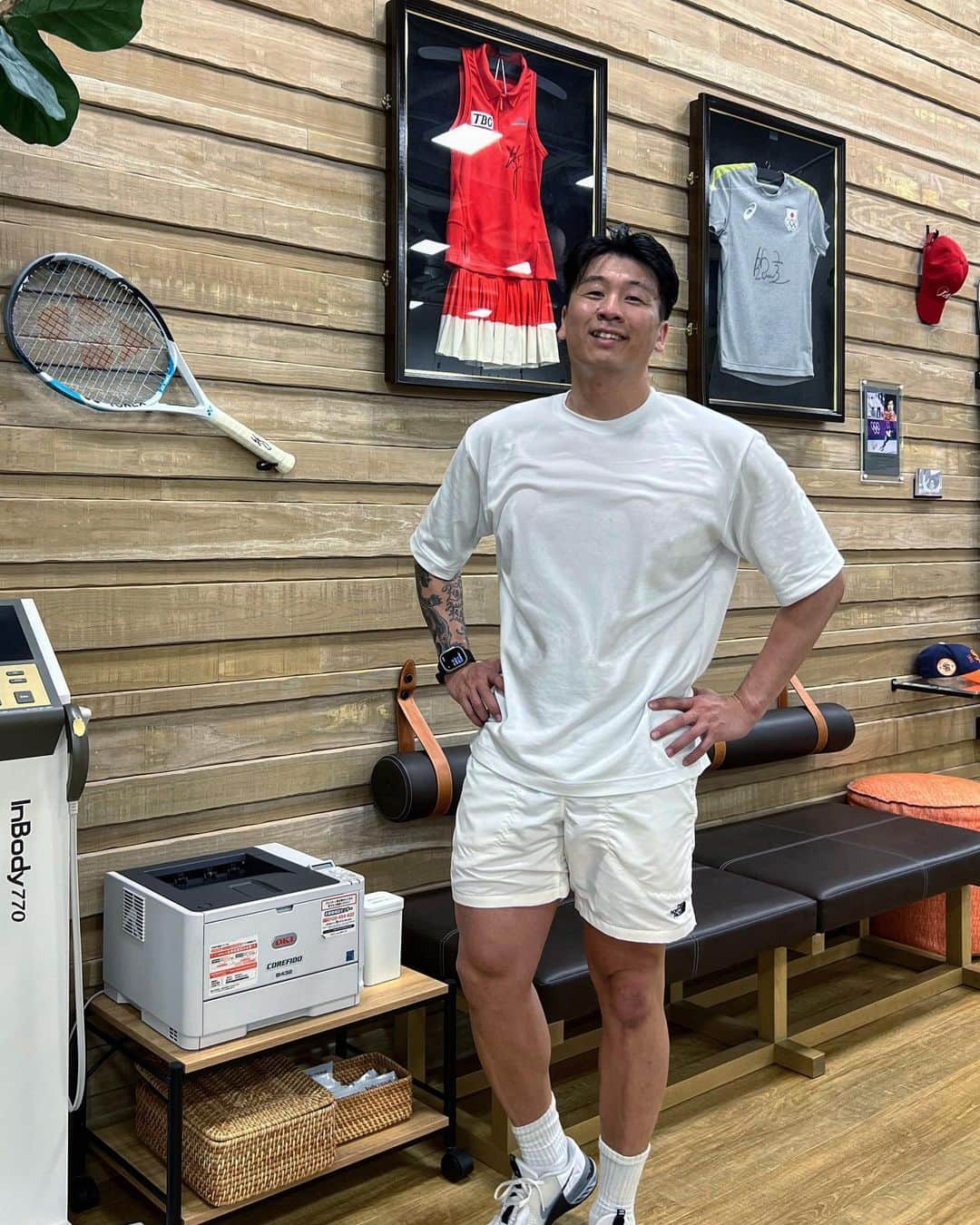 佐々木明のインスタグラム：「My Knee n shoulder is better than month ago thanks to a great team of Conditioning and physio team🤙🏽amazing work Team @rbody_academy & @physical_renovation   インパクトやラン系はまだですが 先週は立位のメニューが増え 今週は50分のコンディショニングの1コマから 100分2コマに。  もう少しです 完治まで」