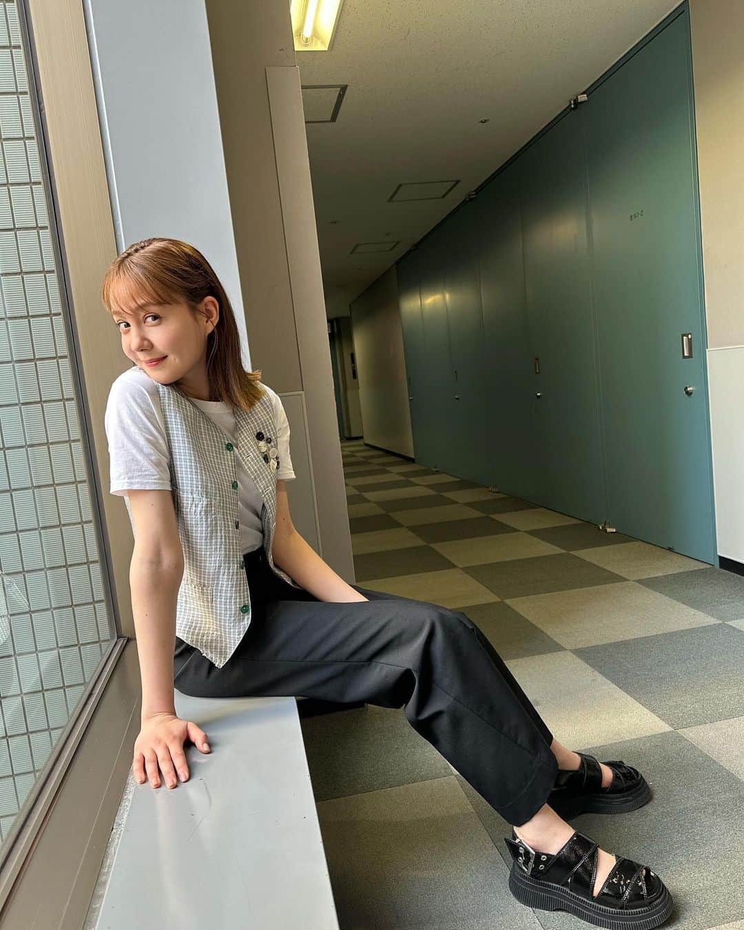 のインスタグラム：「天気がいいですねぇ☺️  最近のお衣装、まとめてみました😉  あ、真っ黒のは私物です🖤」