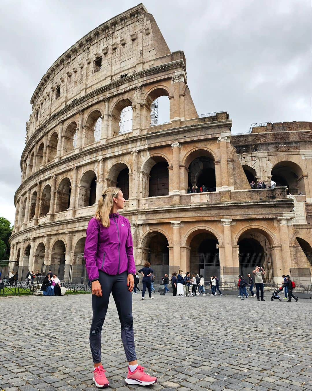 エリーゼ・メルテンスのインスタグラム：「The world is full of beautiful places 💜   #rome #colosseum」