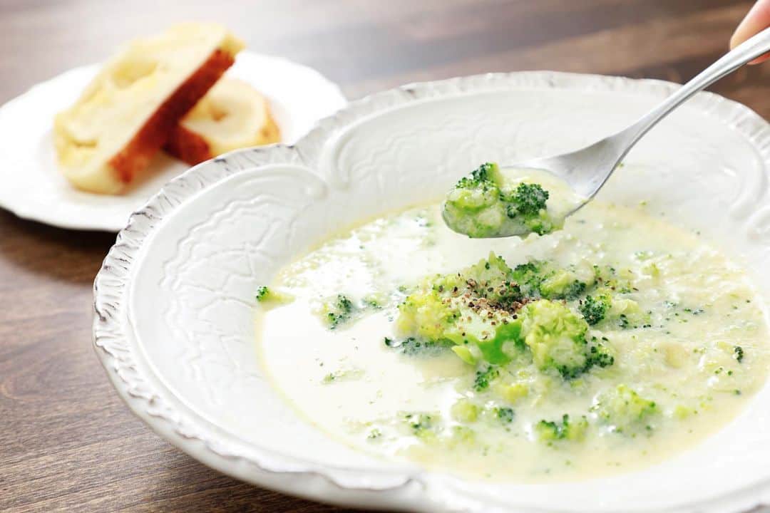 のインスタグラム：「. SUMAU〈おもてなし料理〉 奇数月の連載「健康美キッチン」をUPしました🍴  ゴールデンウィークも明け、新生活にようやく慣れ始めたけれどなんとなく疲れが抜けなかったり、心もなんだかスッキリせず完全な状態ではなかったり🌀 「五月病」という言葉があるように、この時期は心身のバランスを崩しやすい季節です。 東洋医学の視点からそれを紐解いてみると、春は五臓の中で「肝」が活発に動くと同時に疲労しやすい季節とされています。  本日の記事では「肝」を労わるこの季節におすすめな、ブロッコリーを使ったレシピをご紹介🌱 この時期に食事で気をつけるべきポイントもご紹介していますのでぜひ参考にしてみてください😌📝 ⁡ ＊＊＊＊＊ ⁡ 松野エリカ「健康美キッチン」 ⁡ Vol.7  心がほぐれる ブロッコリーのつぶつぶ豆乳ポタージュ  ＊＊＊＊＊ ⁡ ⁡ 記事はプロフィールTOP（@morimoto_sumau）のURLより是非ご覧ください👀 ⁡ #モリモト #morimoto #sumau #スマウ #おもてなし料理 #レシピ  #recipe #foodpic #foodstagram #potage #🥦」